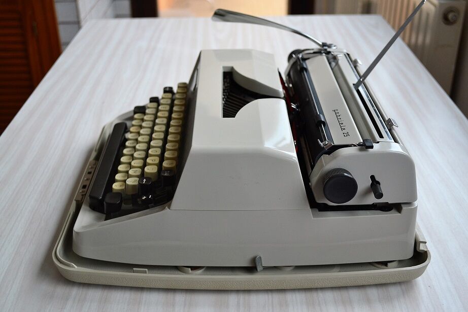 Triumph Gabriele 25 portable typewriter