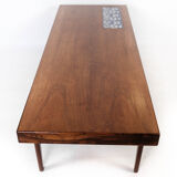 Table basse en palissandre avec carreaux bleus conçue par Johannes Andersen, années 1960