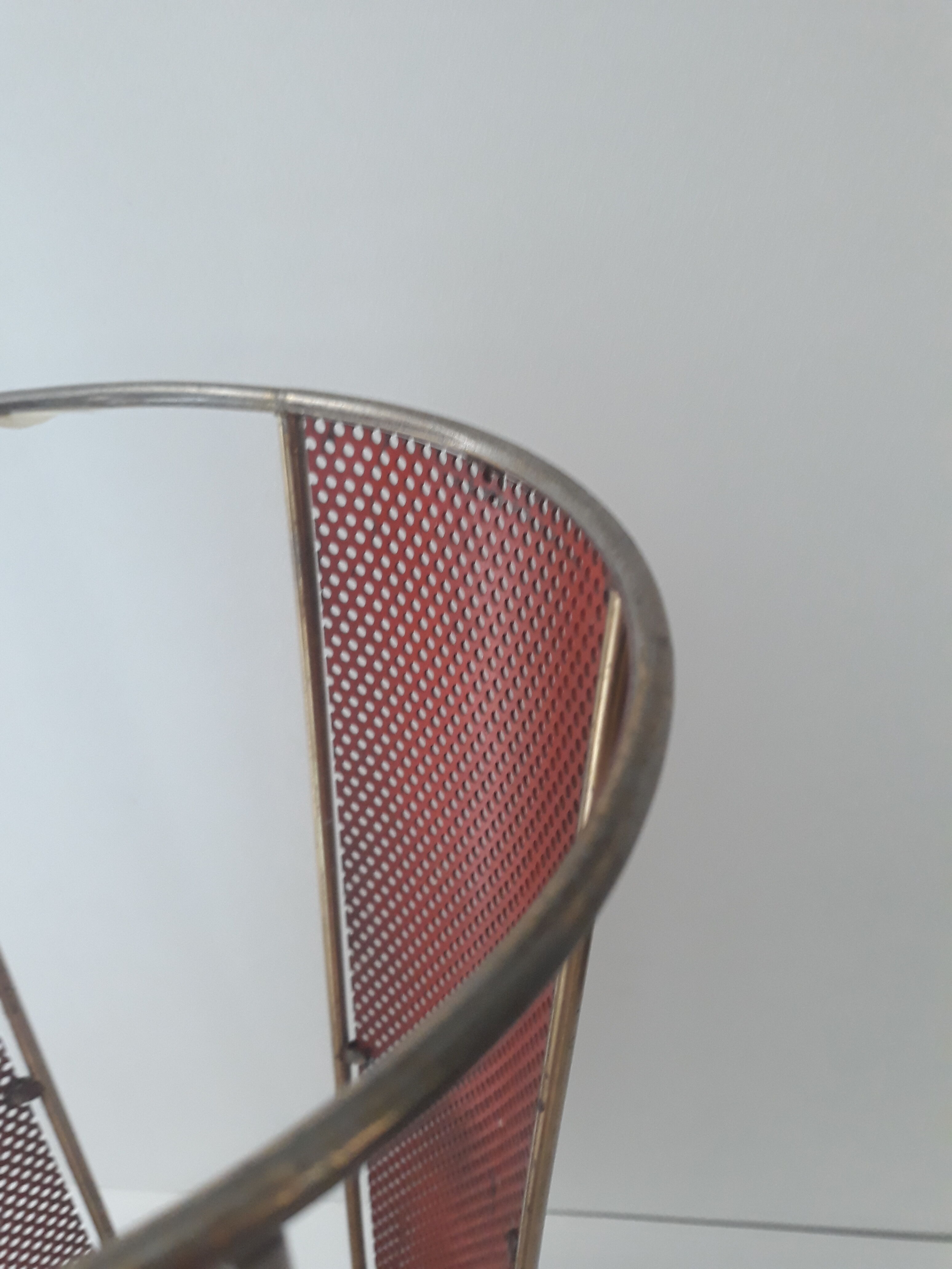 Porte parapluie en métal perforé des années 60