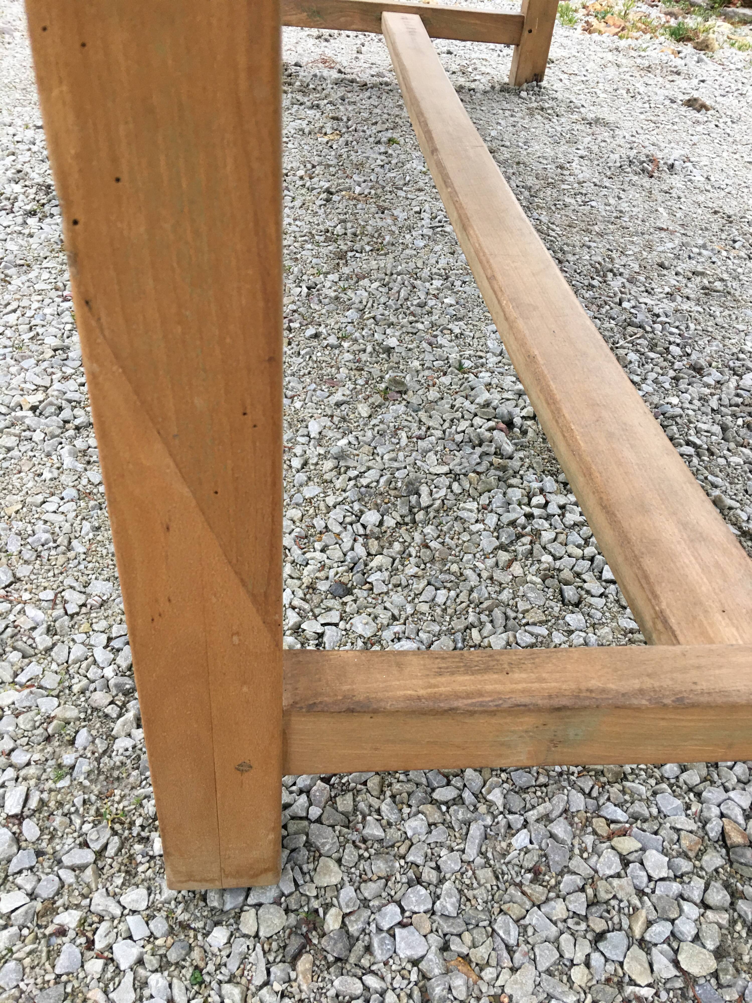Light-coloured oak farm table