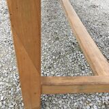 Light-coloured oak farm table