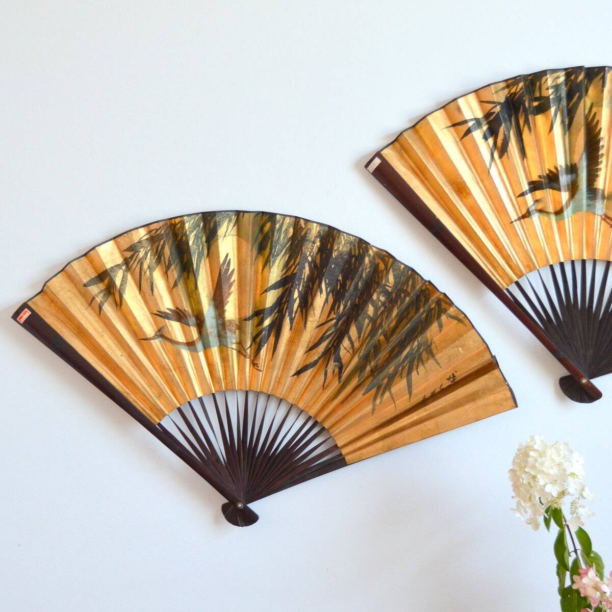 Paire d’éventails chinois dorés, 1960