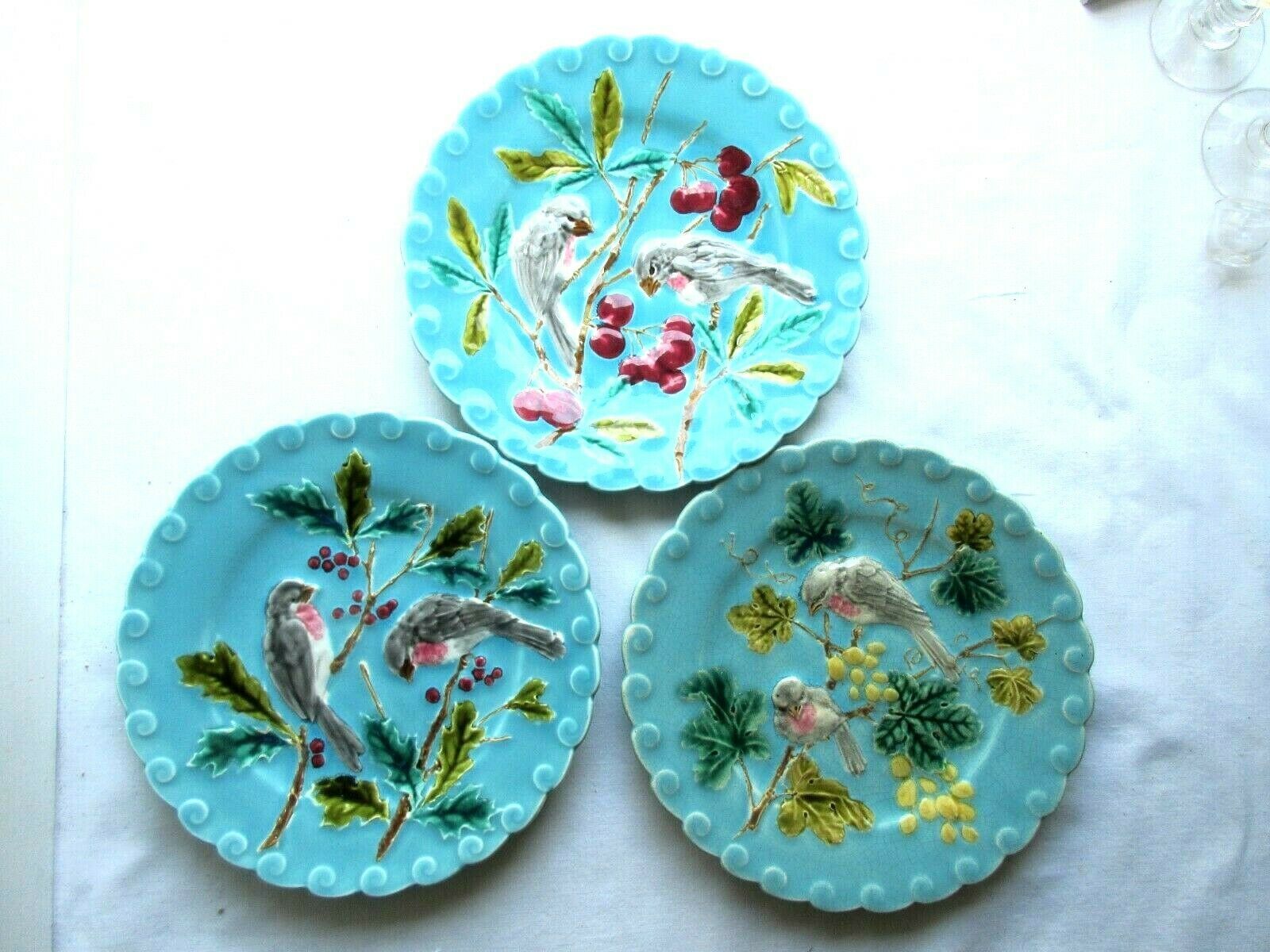 Assiette barbotine de Sarreguemines oiseaux picorant des cerises