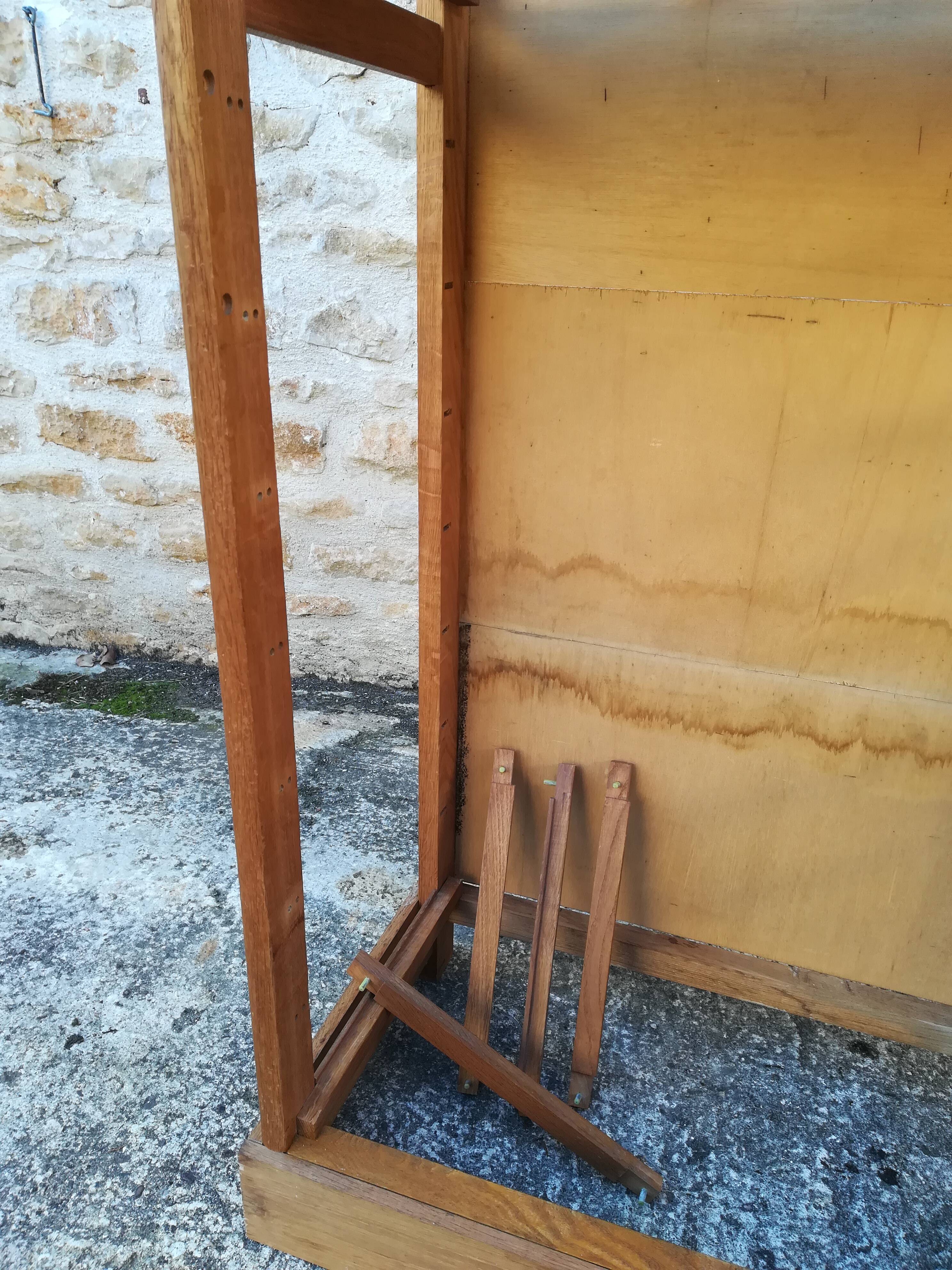 Craft furniture has drawers