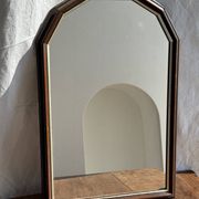 Petit miroir arrondi, cadre en bois, encadrement doré H49,5