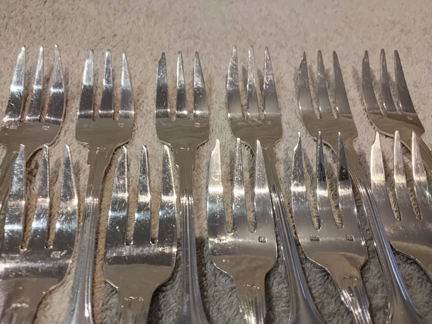 12 fourchettes à gateaux métal argenté orfèvre Cailar Bayard coquille