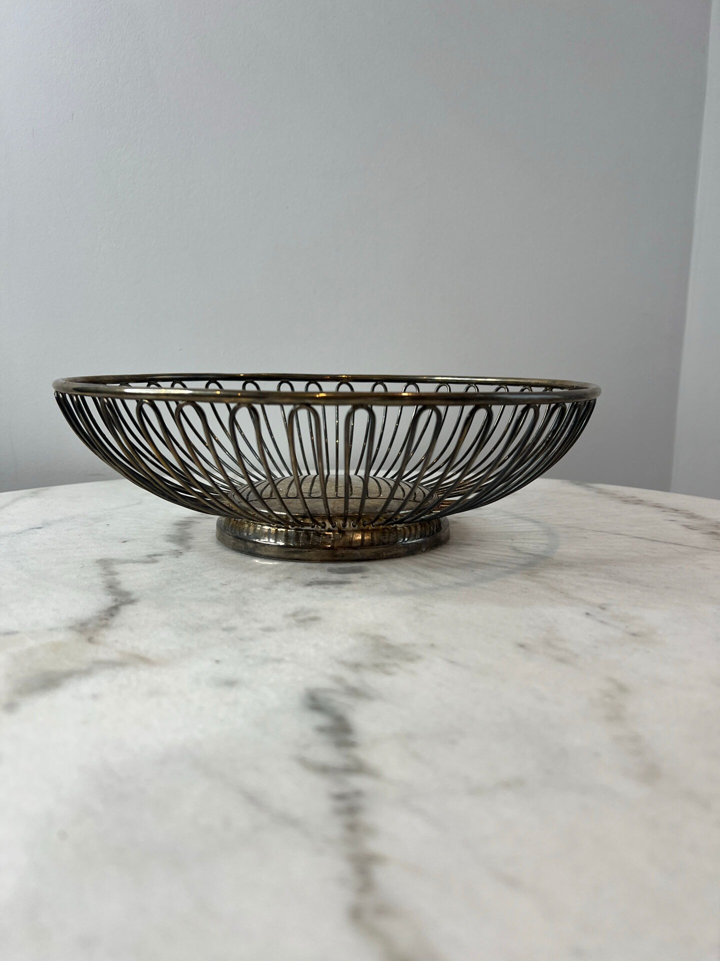 Elegant vintage design silver-plated wire planter