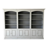 Bibliothèque en bois, laqué, gris, patiné, mouluré