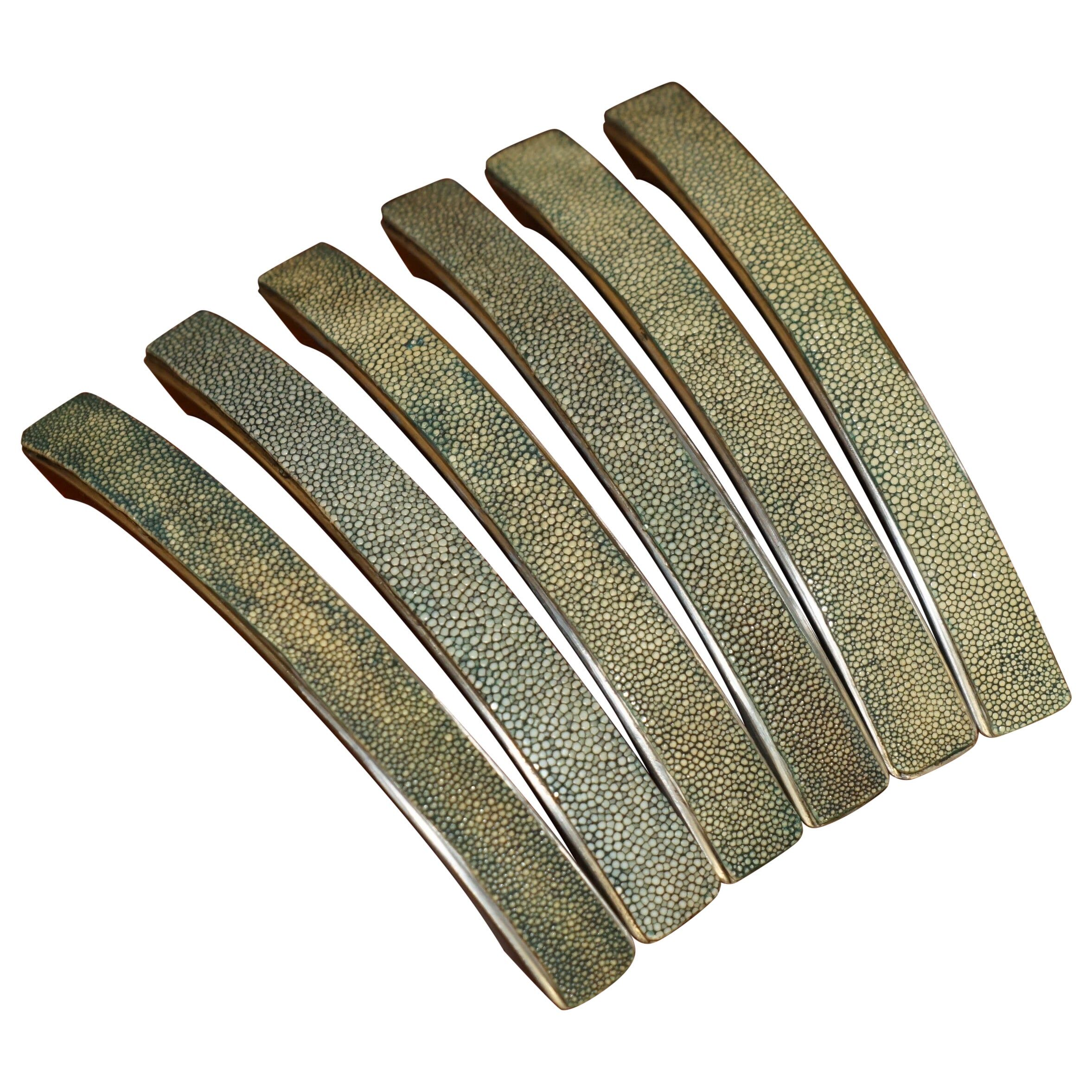 Set of six drawer handles in shagreen.