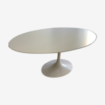 Oval table by Eero Saarinen for Knoll