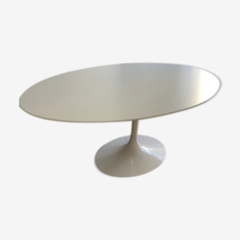 Table ovale par Eero Saarinen pour Knoll