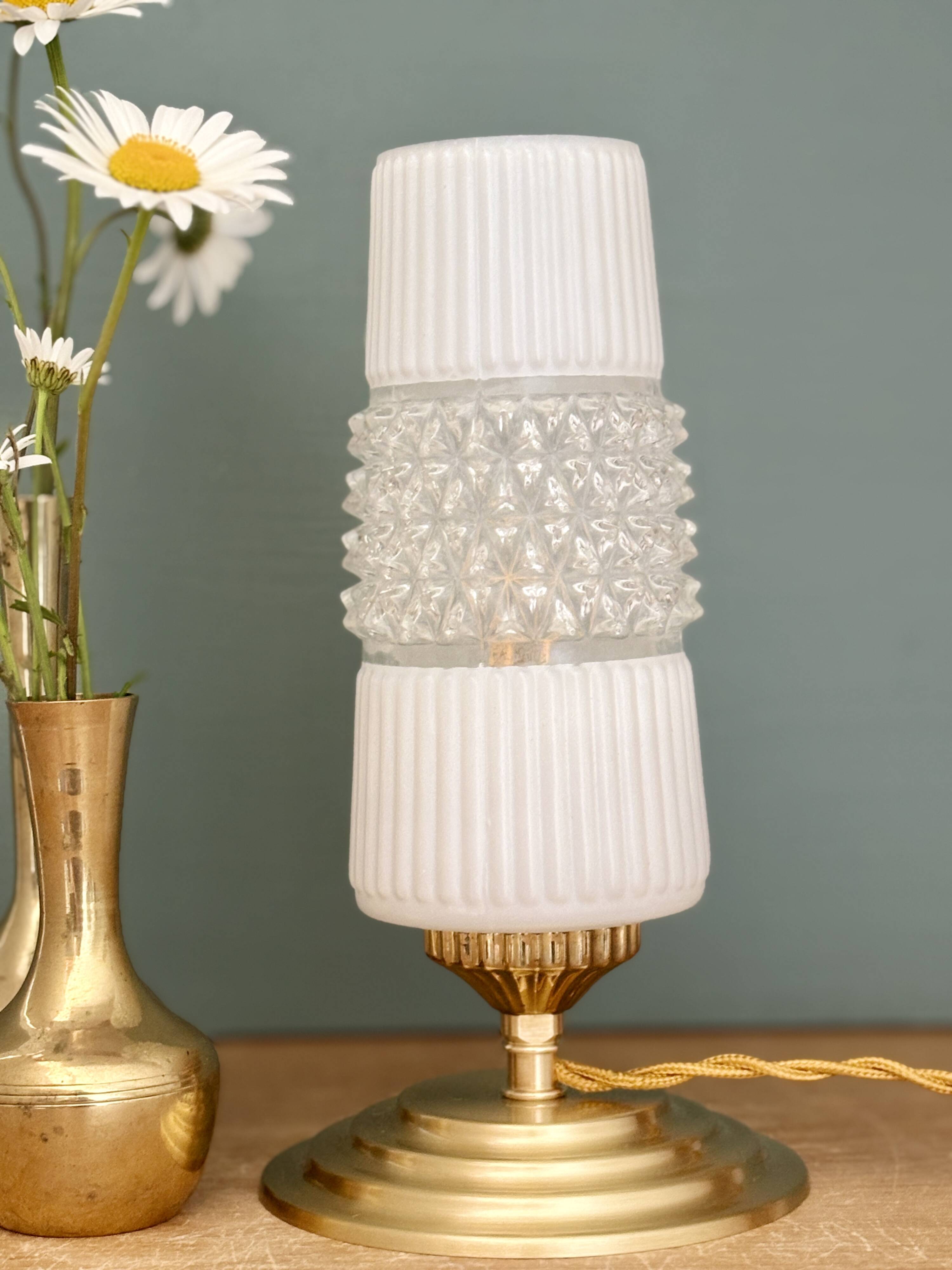 Vintage globe table lamp in glass and white opal.