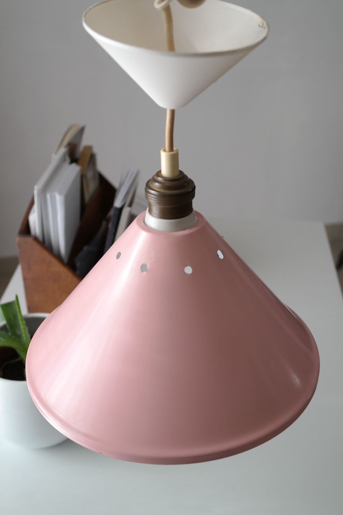 Suspension tôle emaillée rose vintage