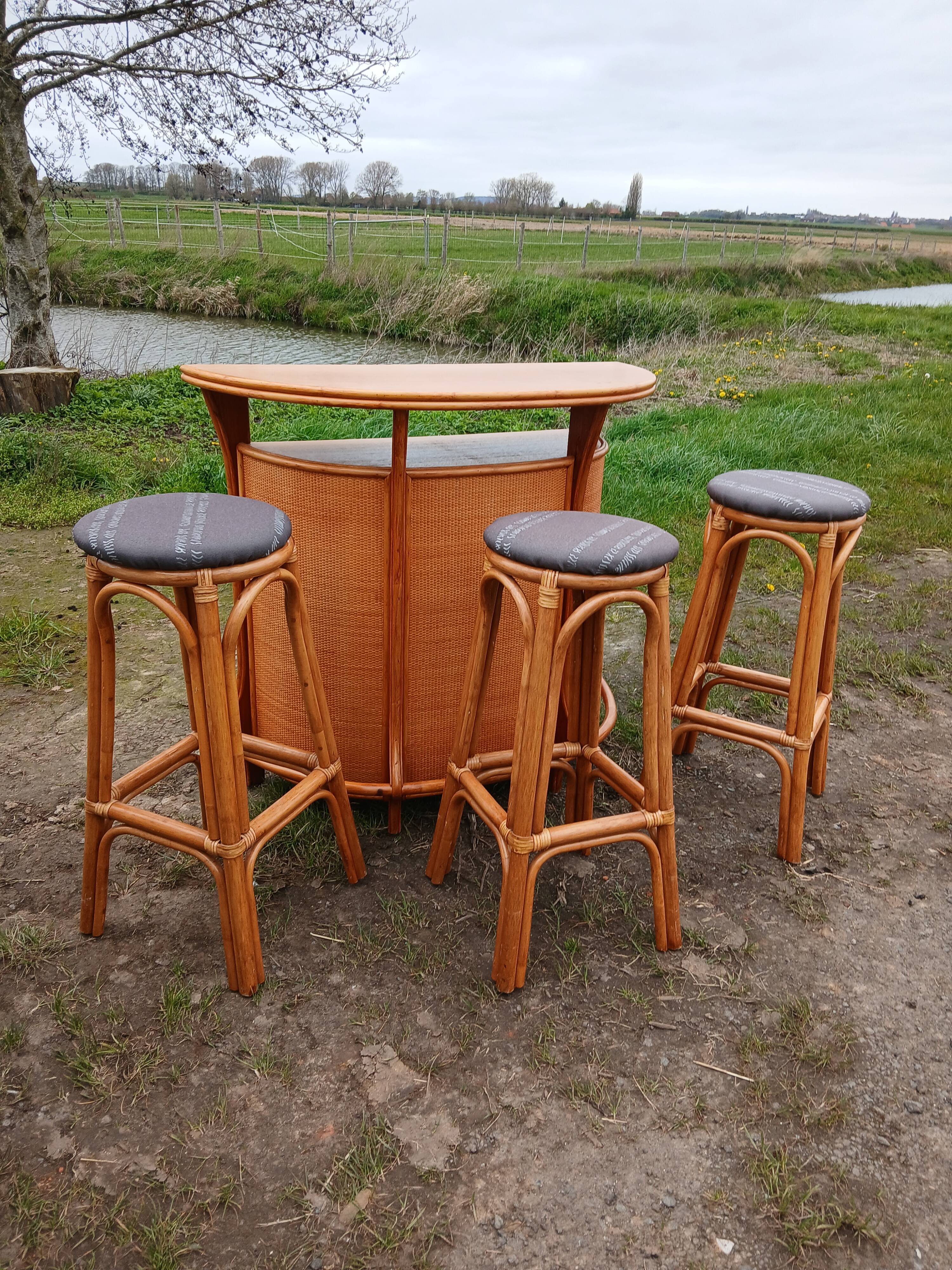 Bar en rotin et 3 tabourets