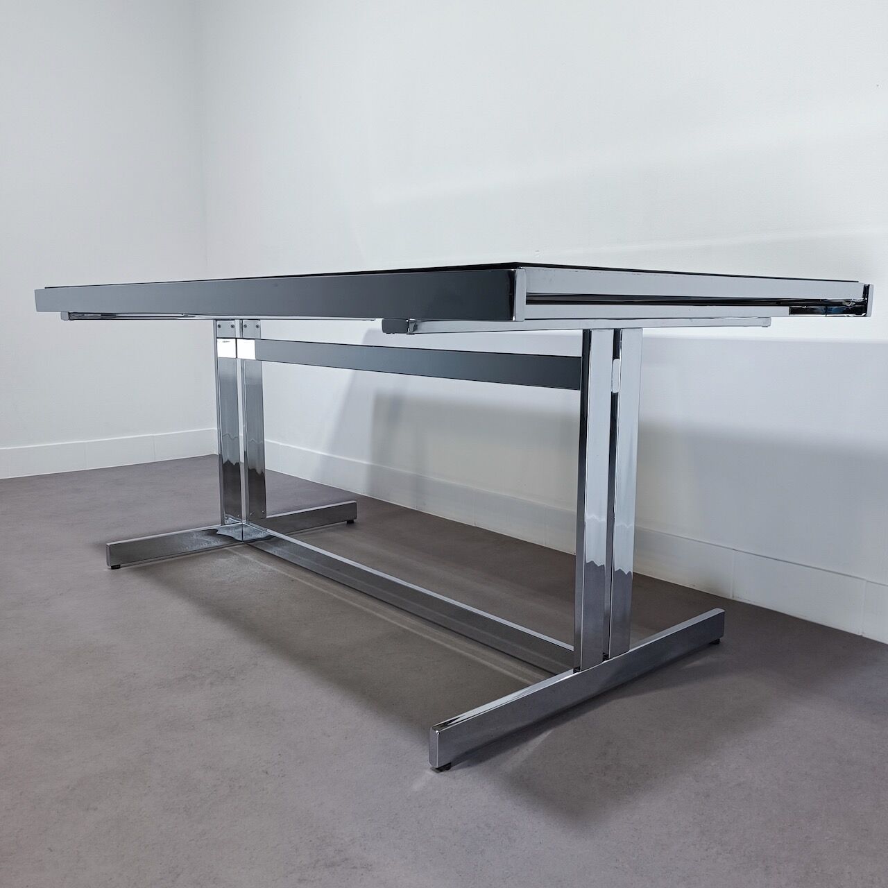 Extendable chrome dining table