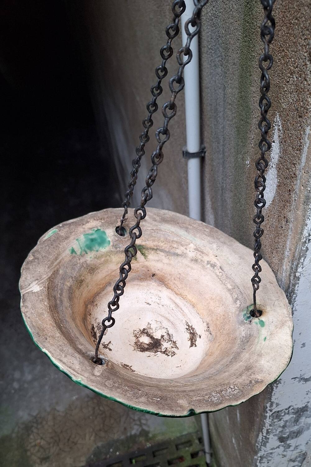 Hanging planter in green earthenware