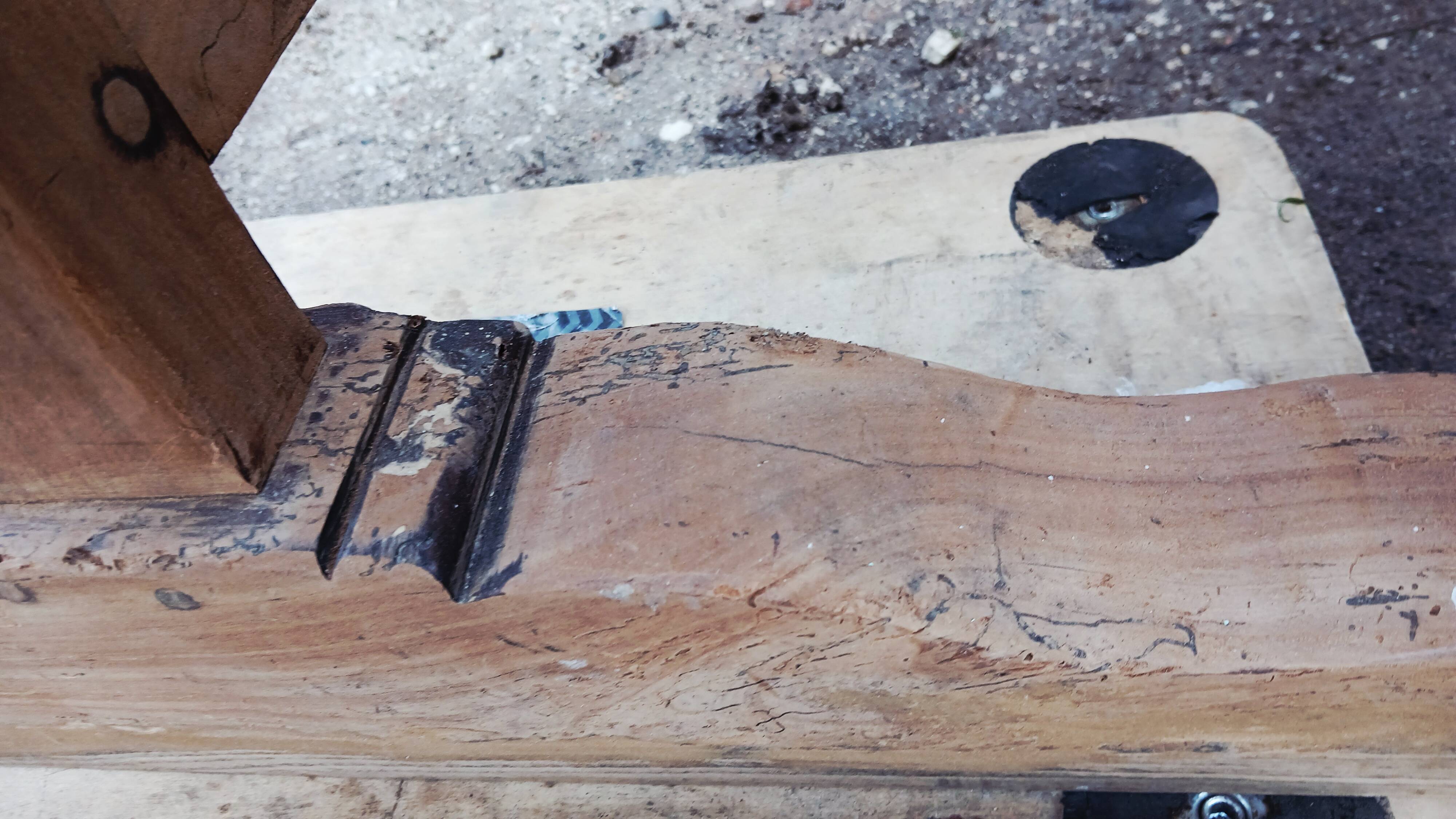 Oval table of grape harvesters from the Southwest in cherry wood