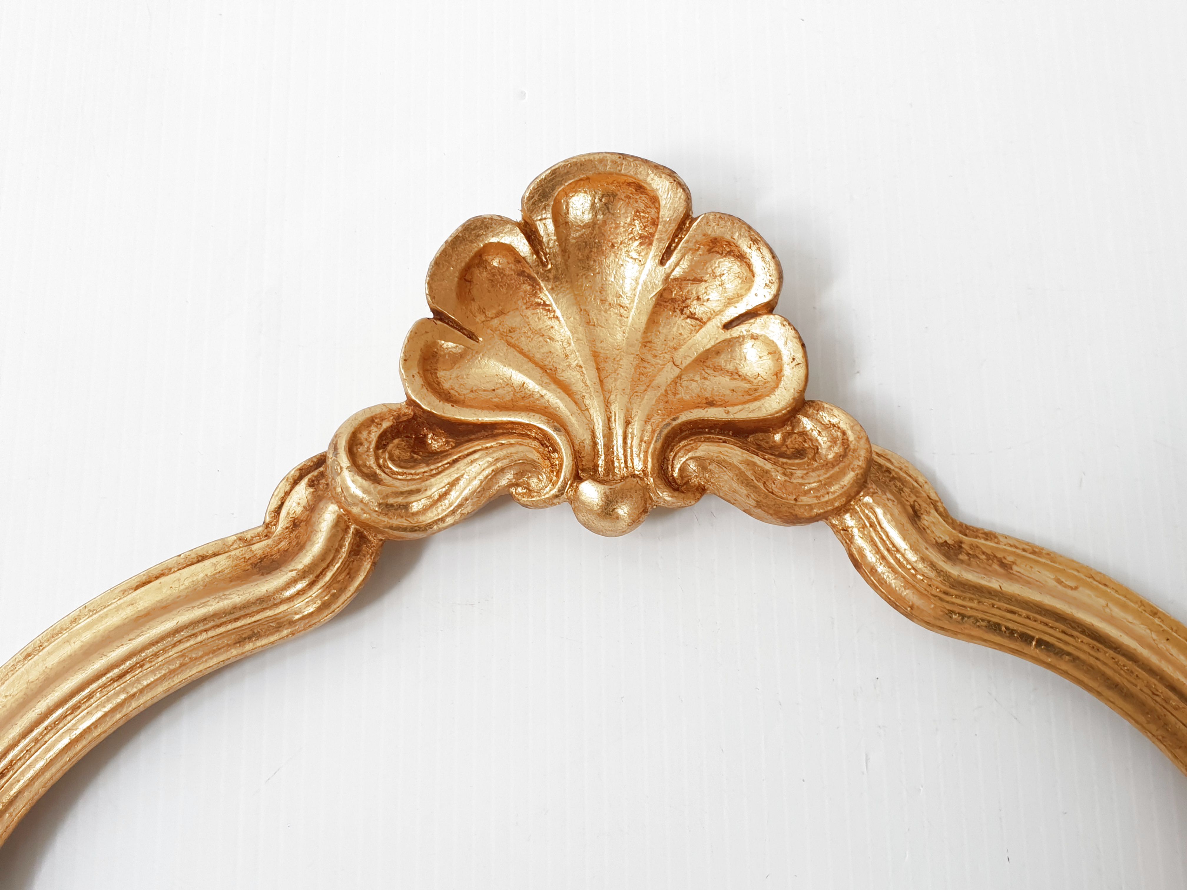 Vintage scallop frame