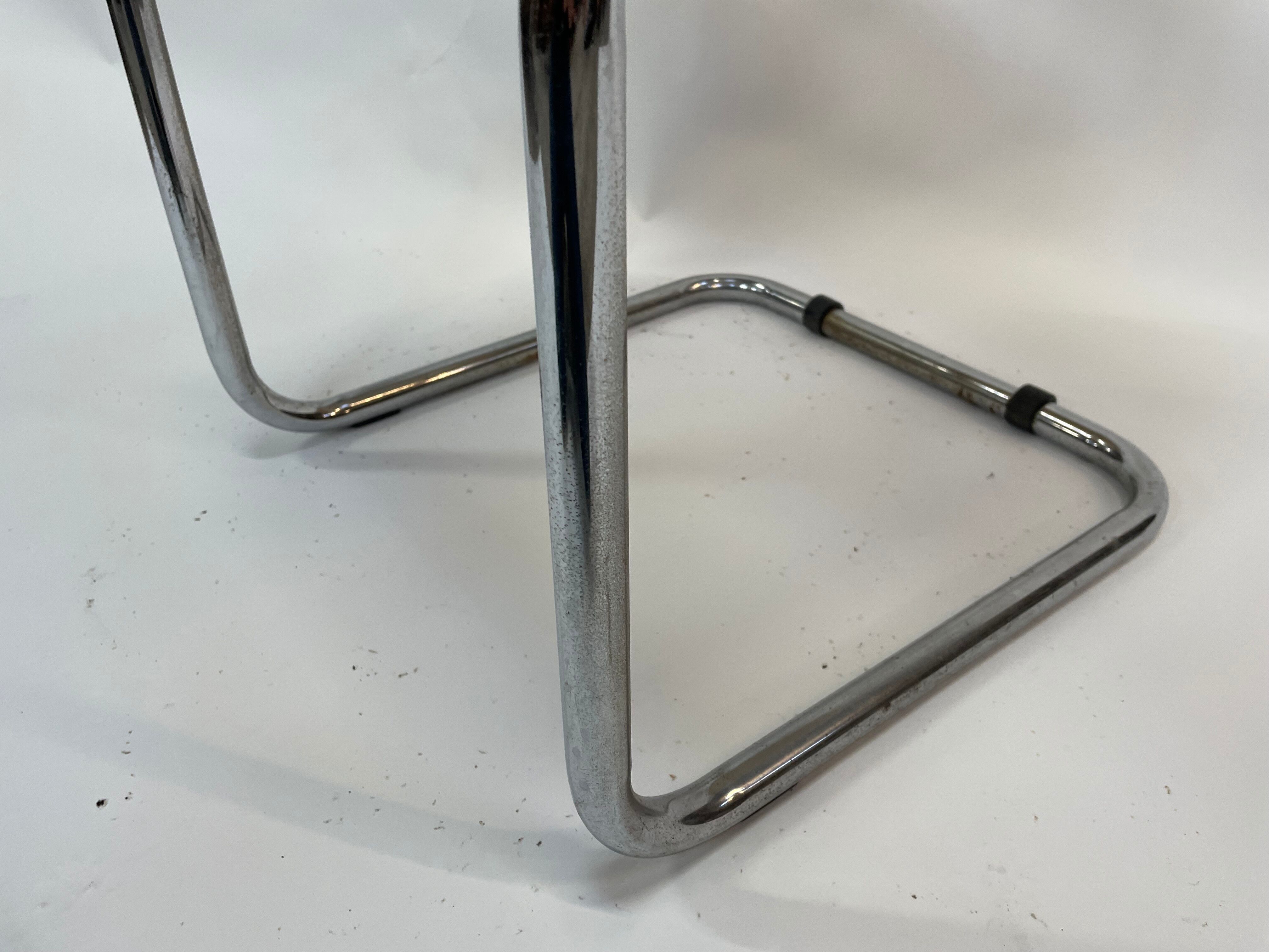 Chaise Cesca modèle b32 en chrome de Marcel Breuer