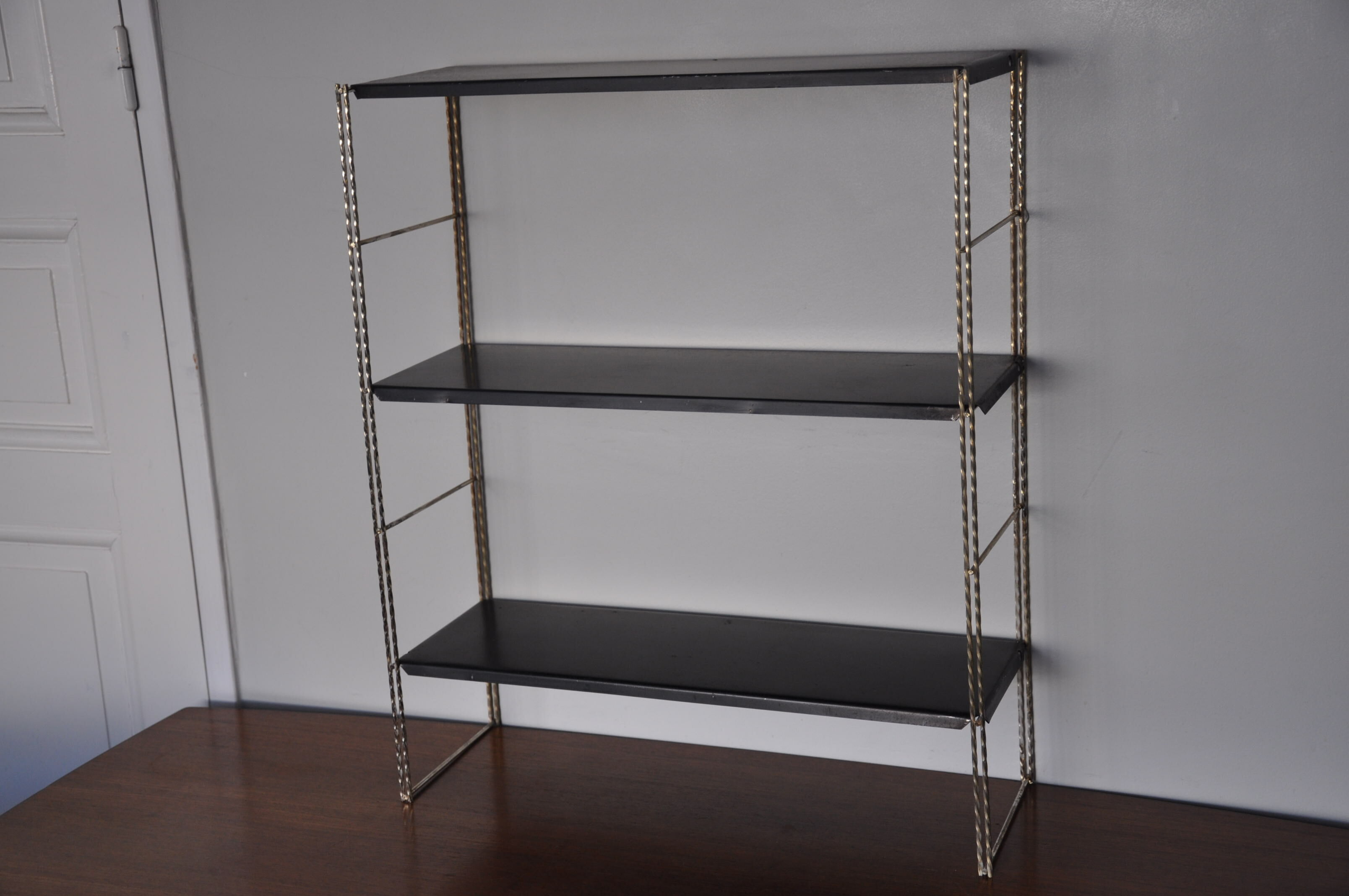 Metal string shelf