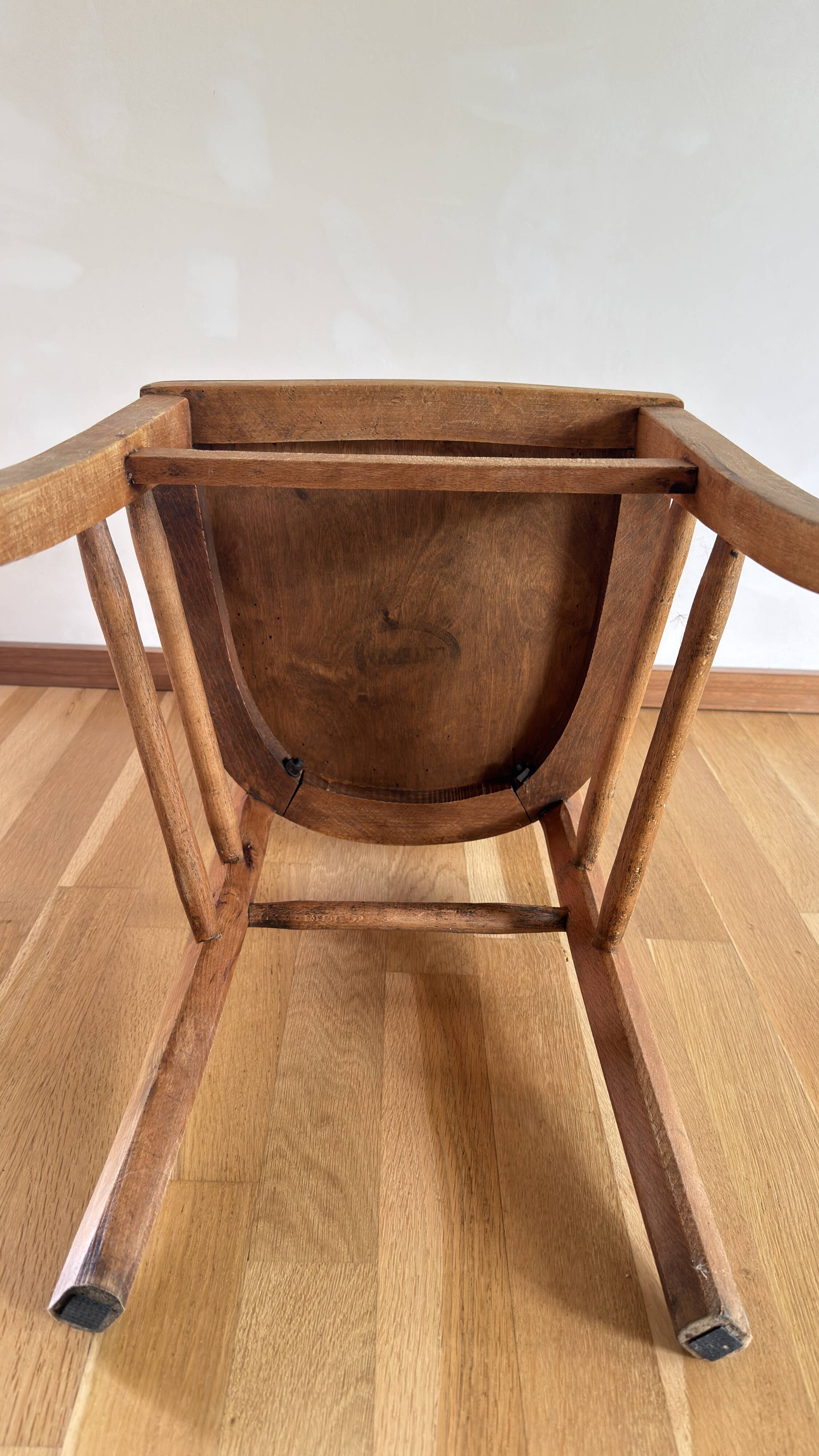 Chaise de bistrot en bois. estampillée luterma