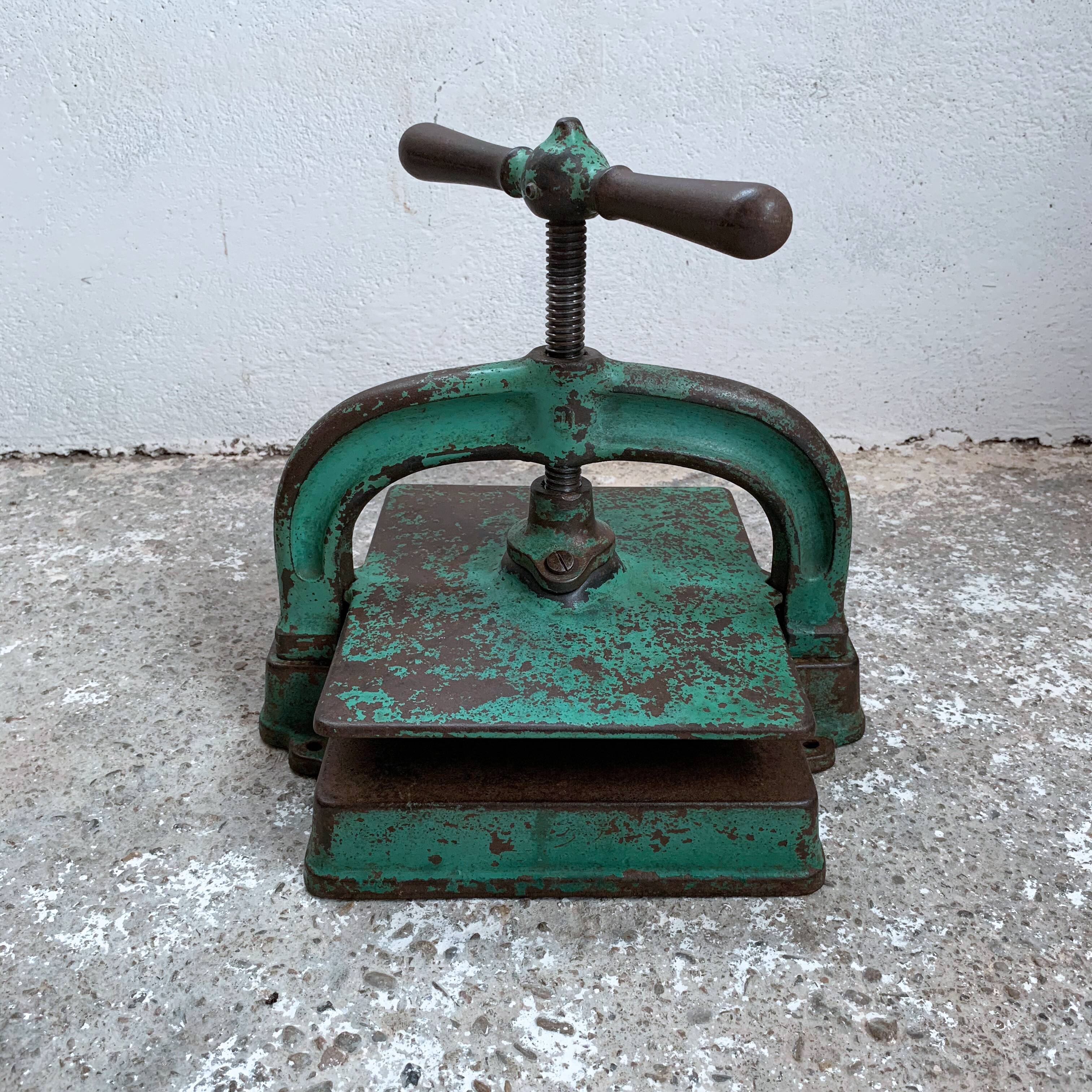 Cast-cast printing press to be linked