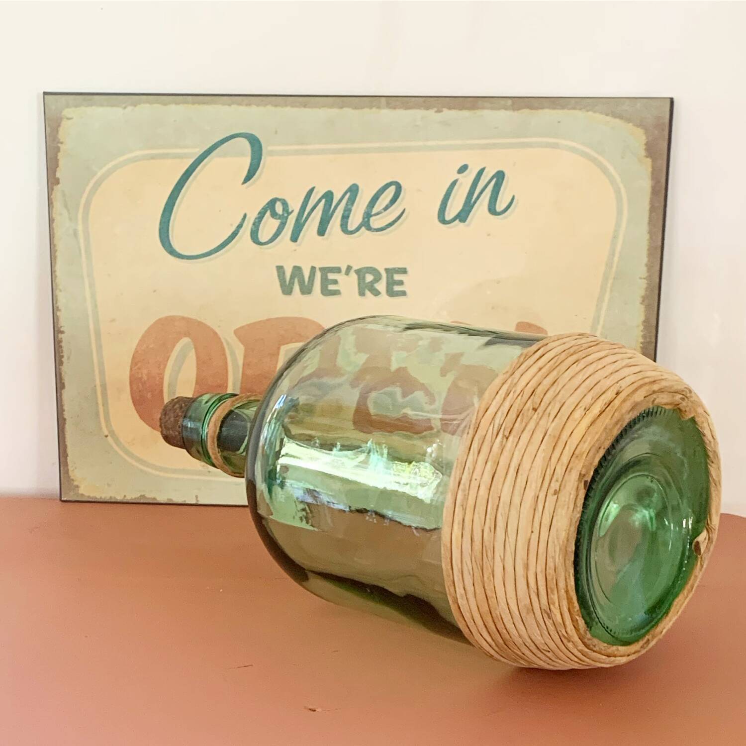 Bonbonne vintage en verre et raphia