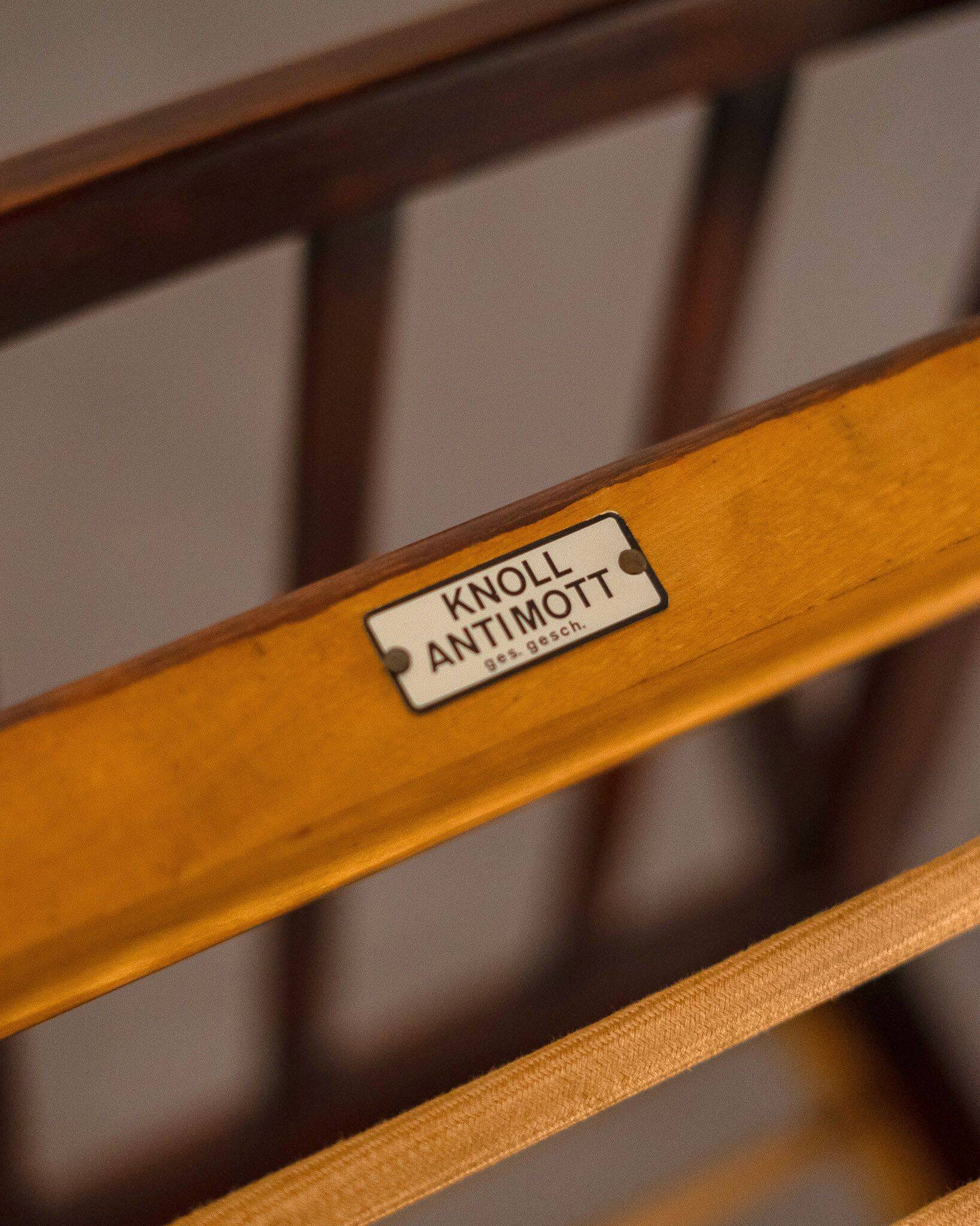 Fauteuil Knoll Antimott en noyer et tartan