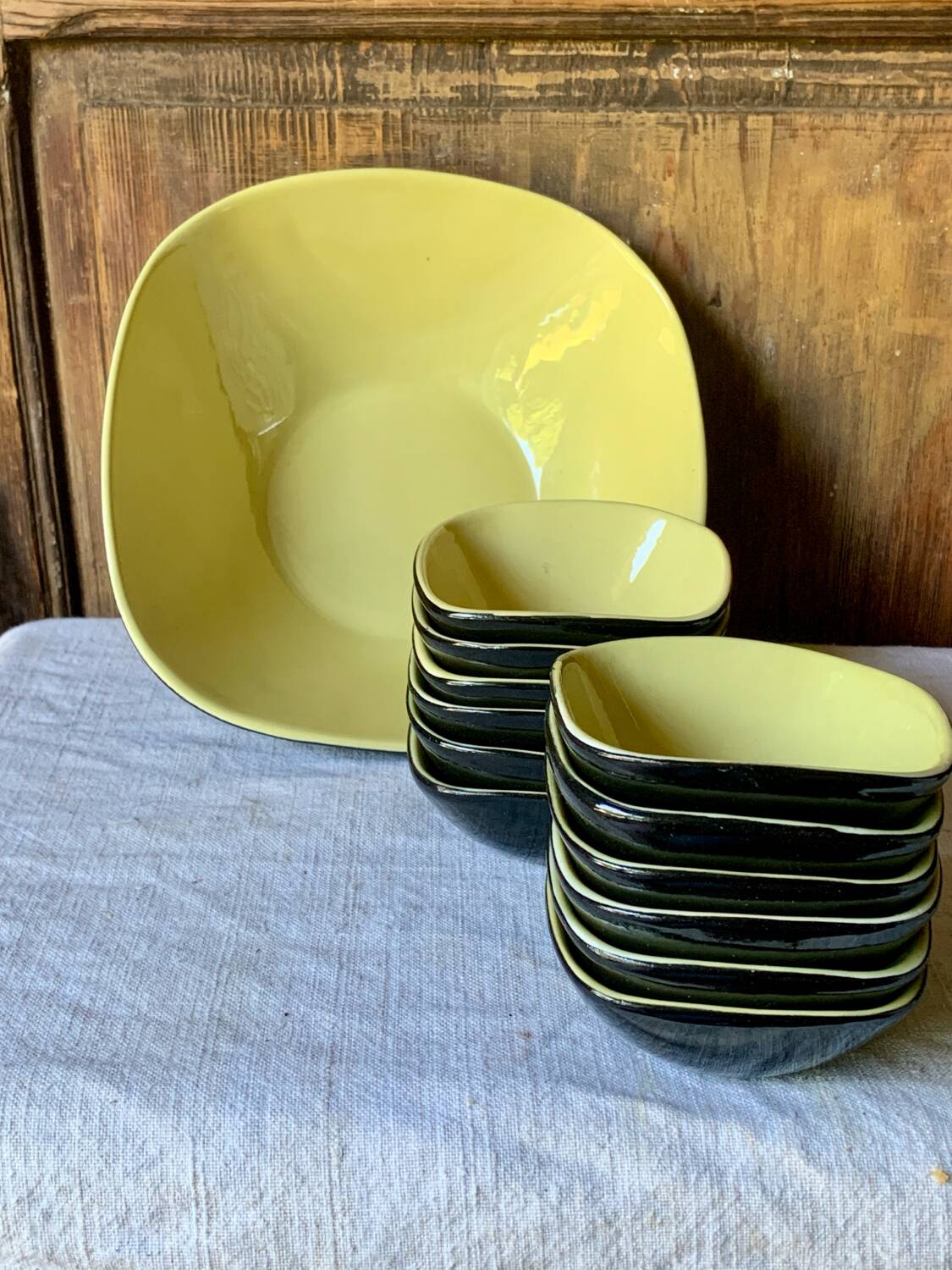 Saladier et 12 ramequins jaune et noir 1960