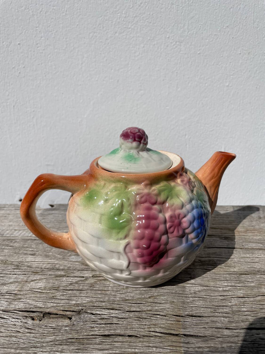 Théière en barbotine fruits, 1980