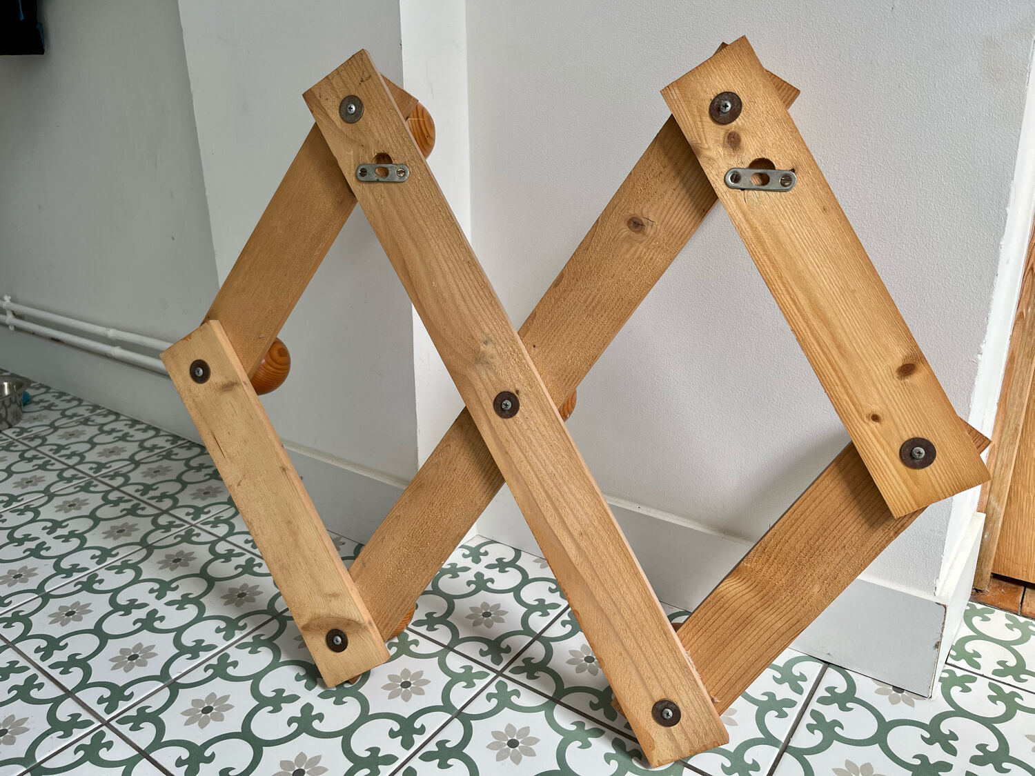 Pine accordion coat rack