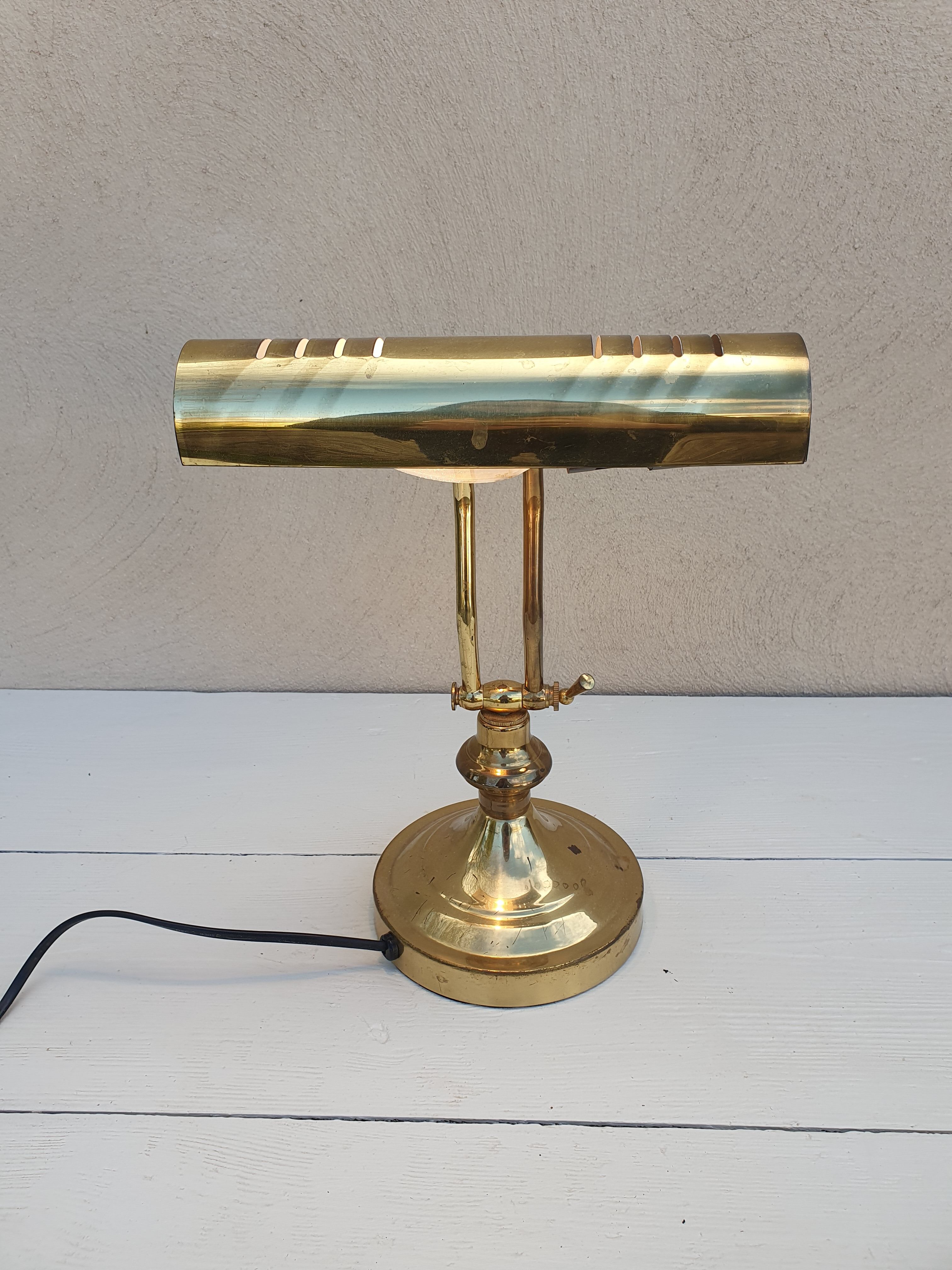 Banker's lamp to table