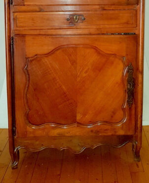 Buffet cabinet vendéen with caramel patina