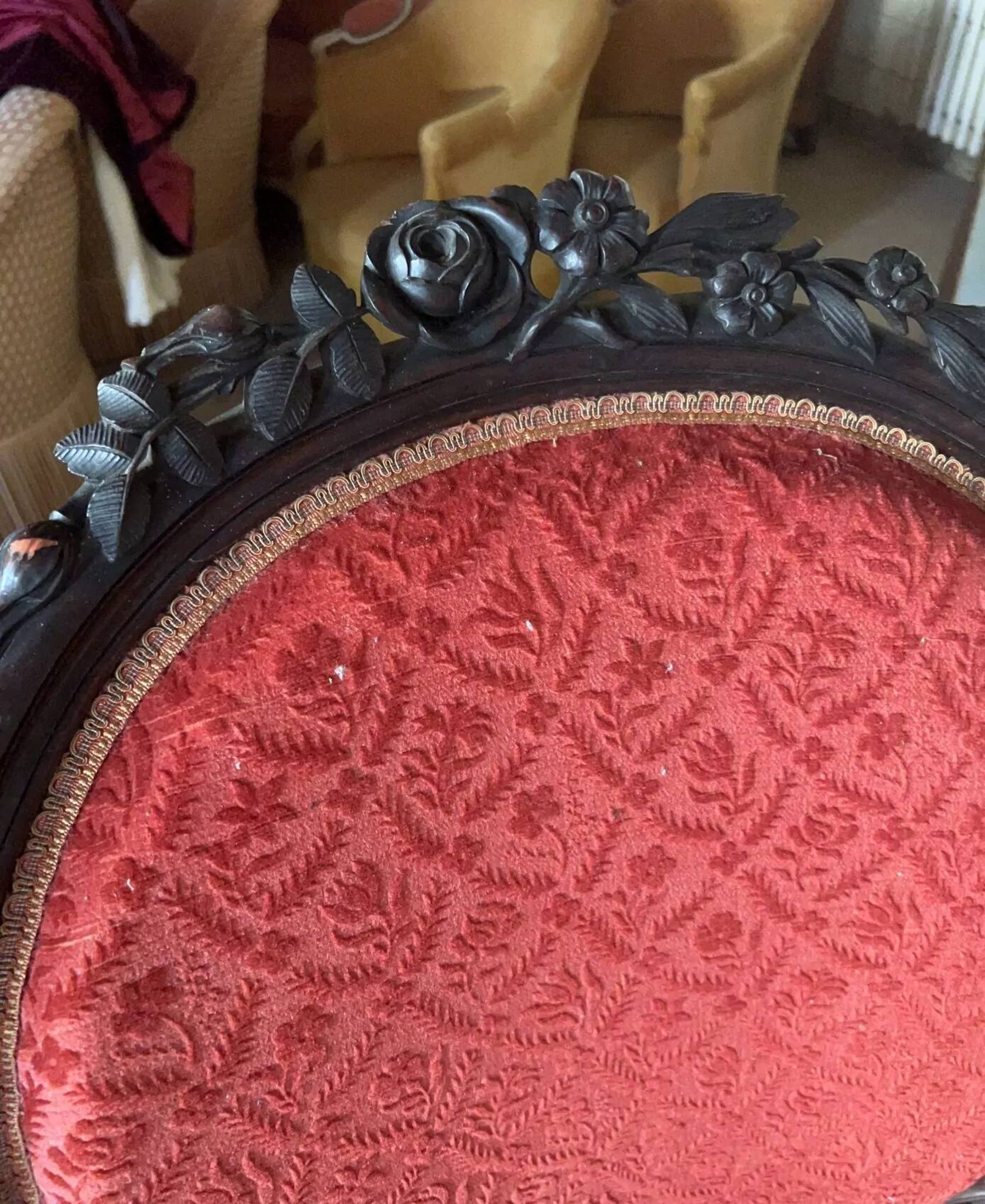 Napoleon III medallion armchair in carved wood and red velvet.