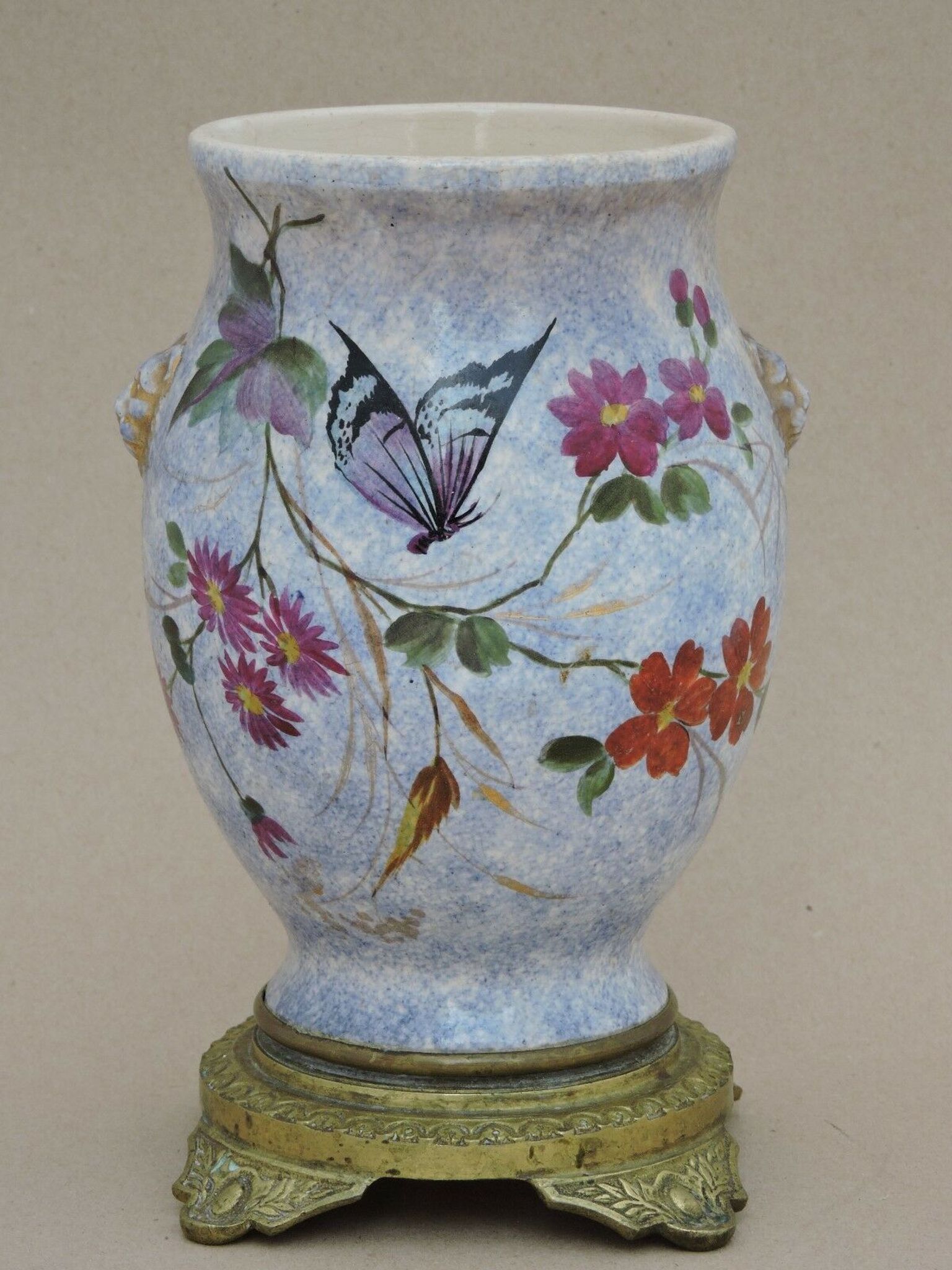 Vase en faïence décor papillon