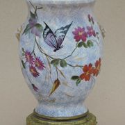 Vase en faïence décor papillon