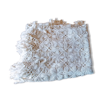 Dessus de lit festonné en coton écru crocheté