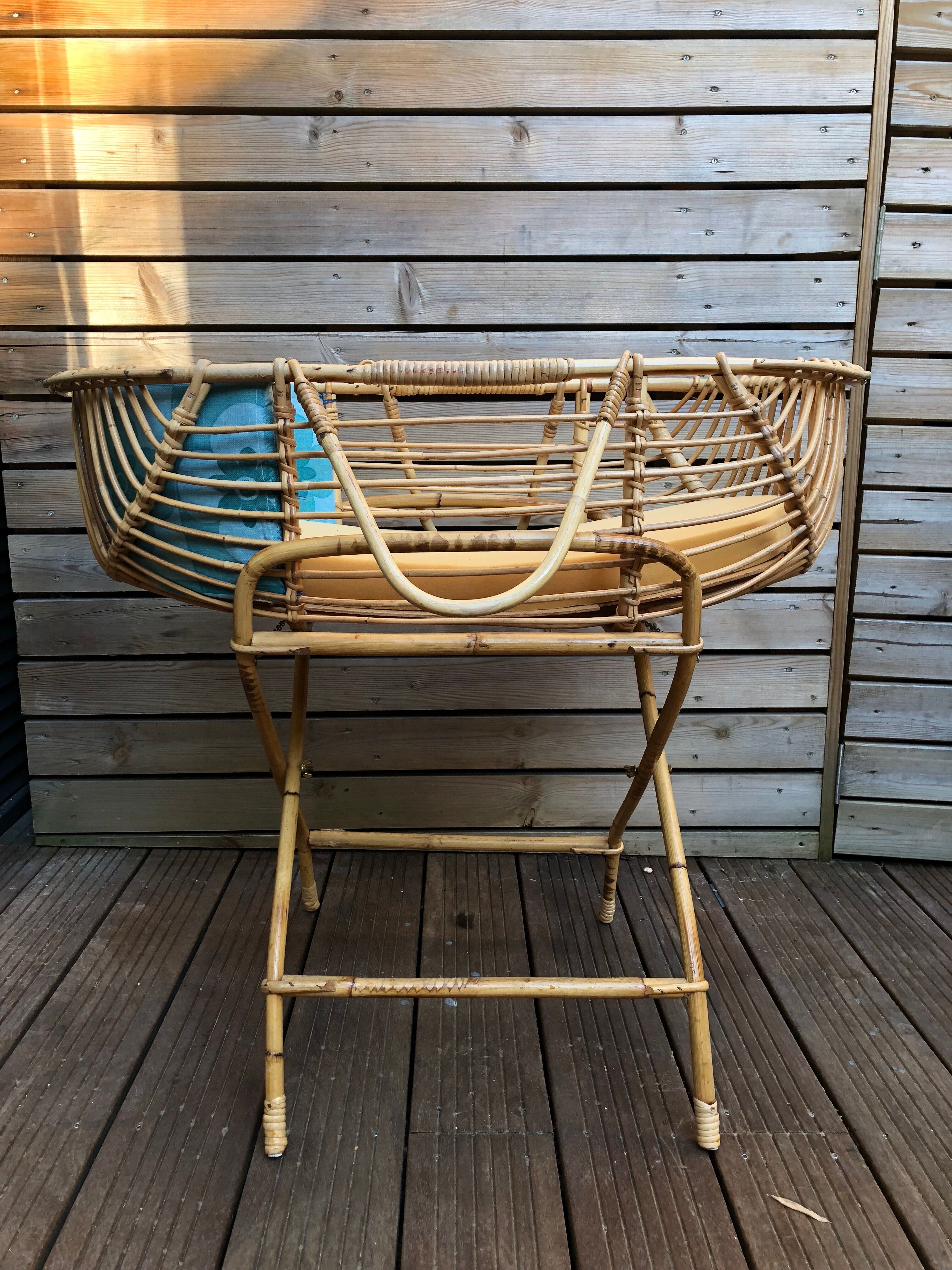Wicker bassinet cradle