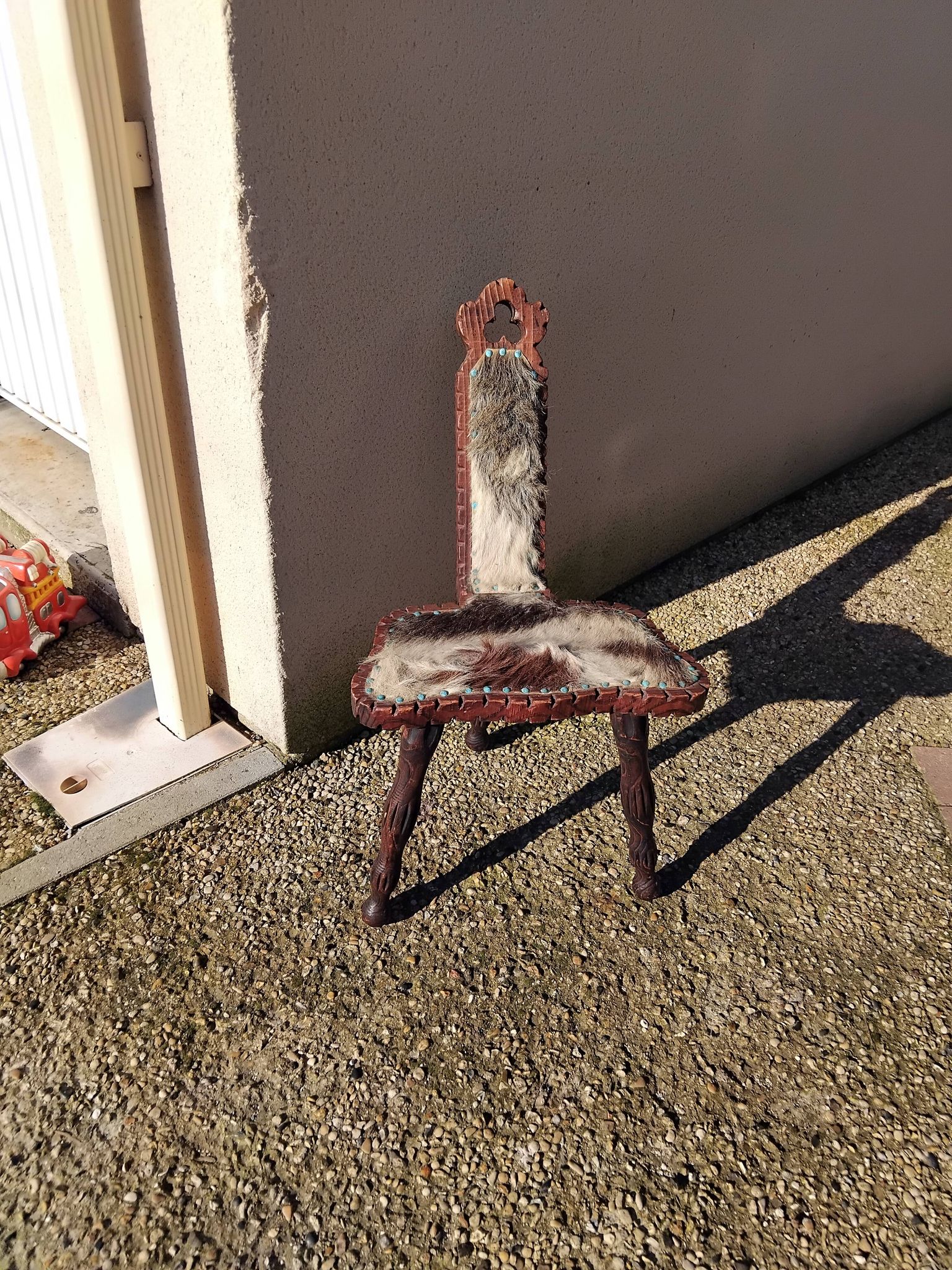 Brutalist tripod chair in wood and vintage leather