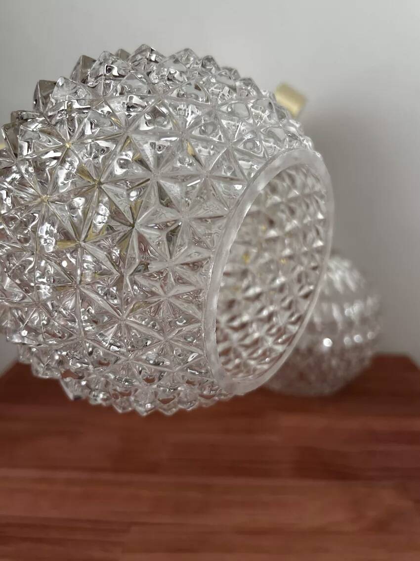 Paire d’appliques murales globes en verre ciselé