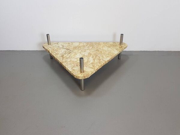 Table basse triangulaire brutaliste en marbre et acier inoxydable, années 1970