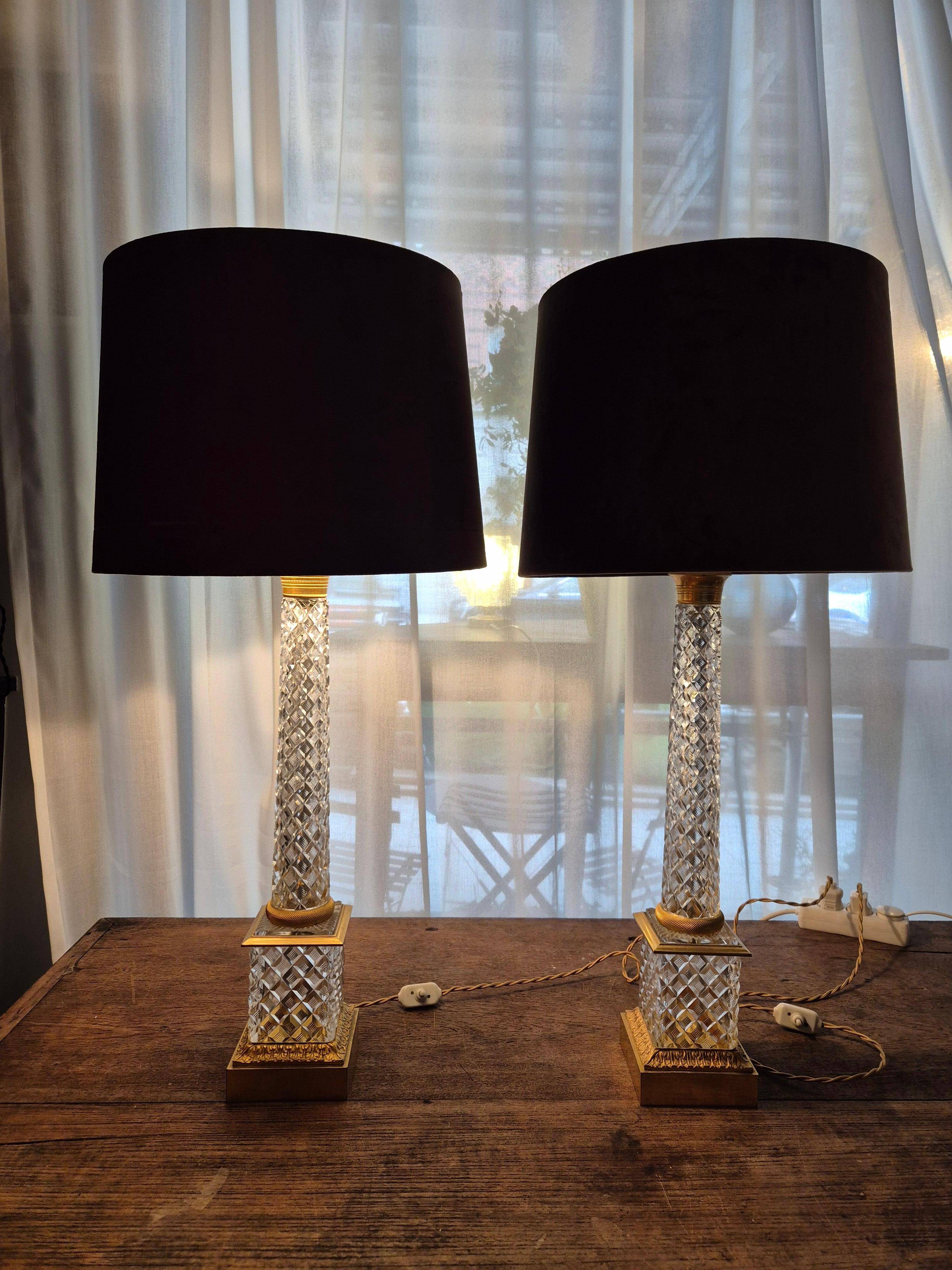 Pair of coloured table lamps, made of cut crystal and gilded bronze, in the Baccarat style.