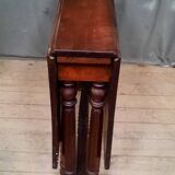 Drop-leaf table called get leg