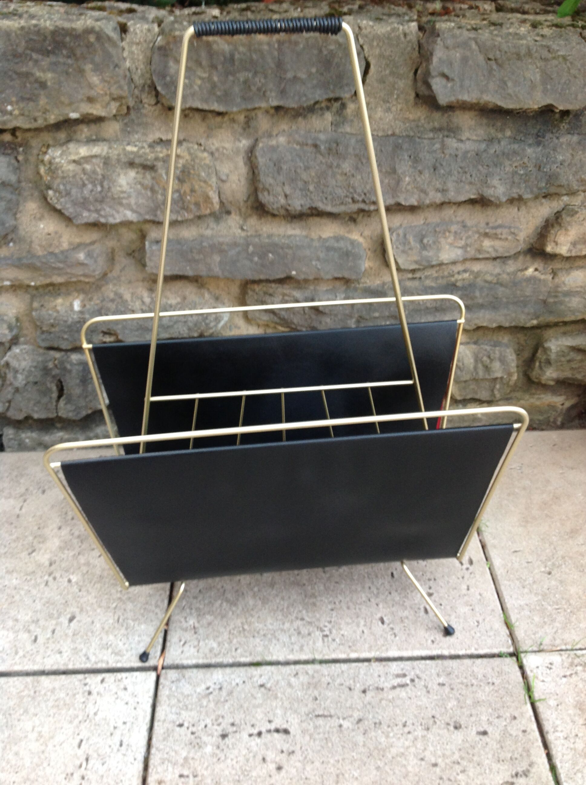 Magazine holder in gold metal and black / vintage dressing 60s-70s