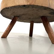 Table basse brutaliste en teck massif, slab monolithique, piètement tripode