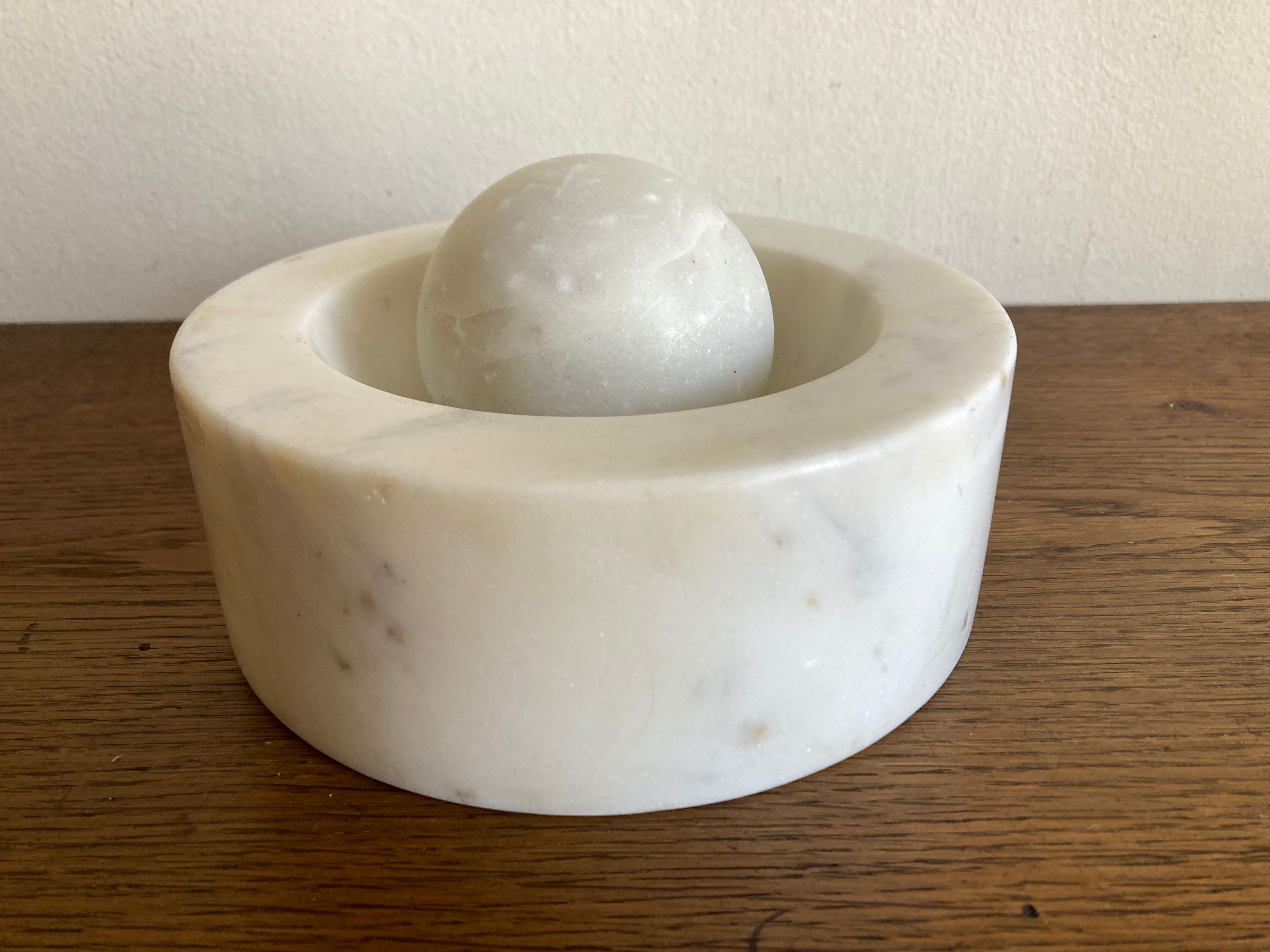 Space Age XXL ashtray in white marble, Italian design 1970.
