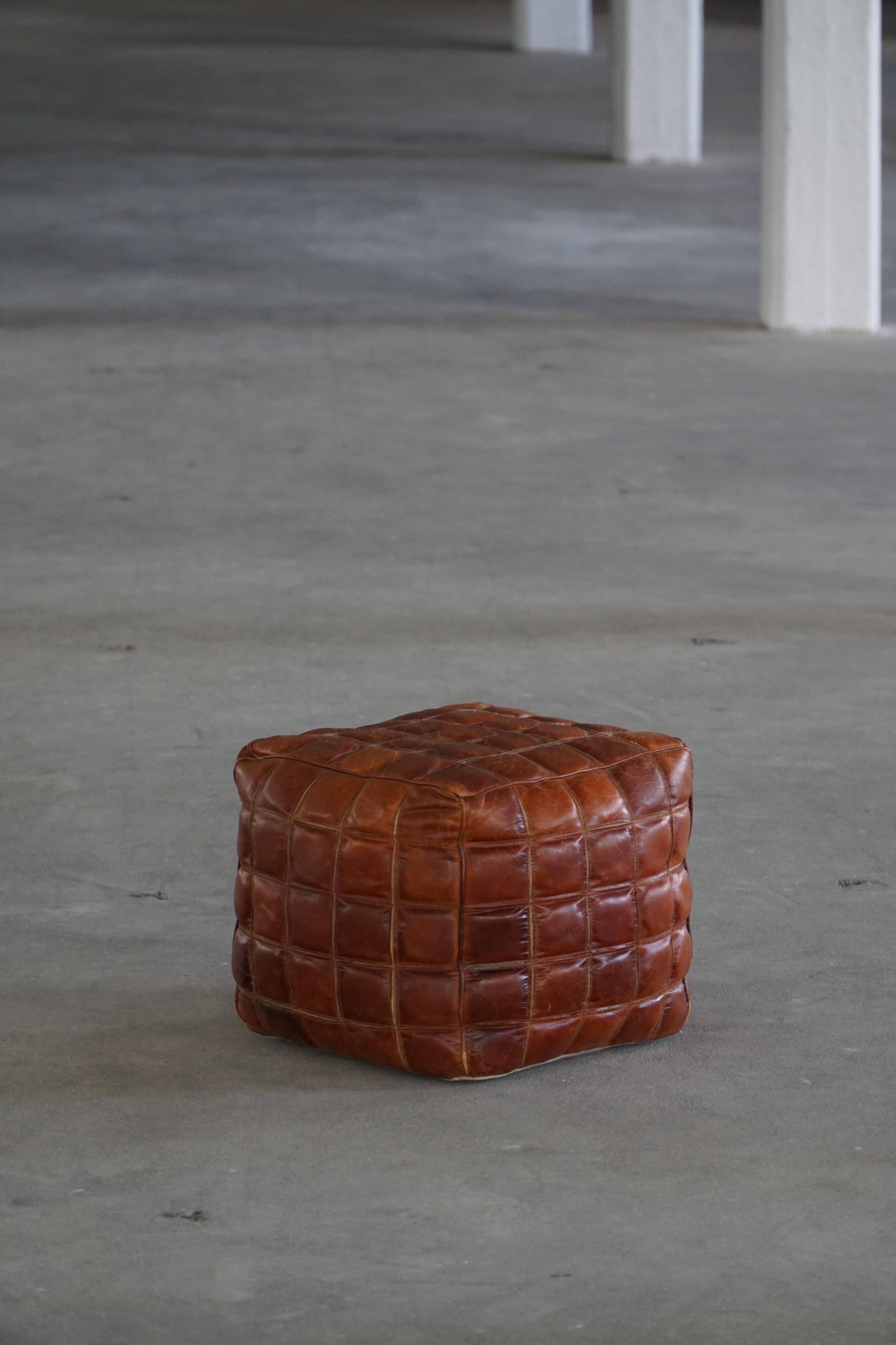 Mid-20th century pouf / ottoman cube in patinated brown leather, 1960s.