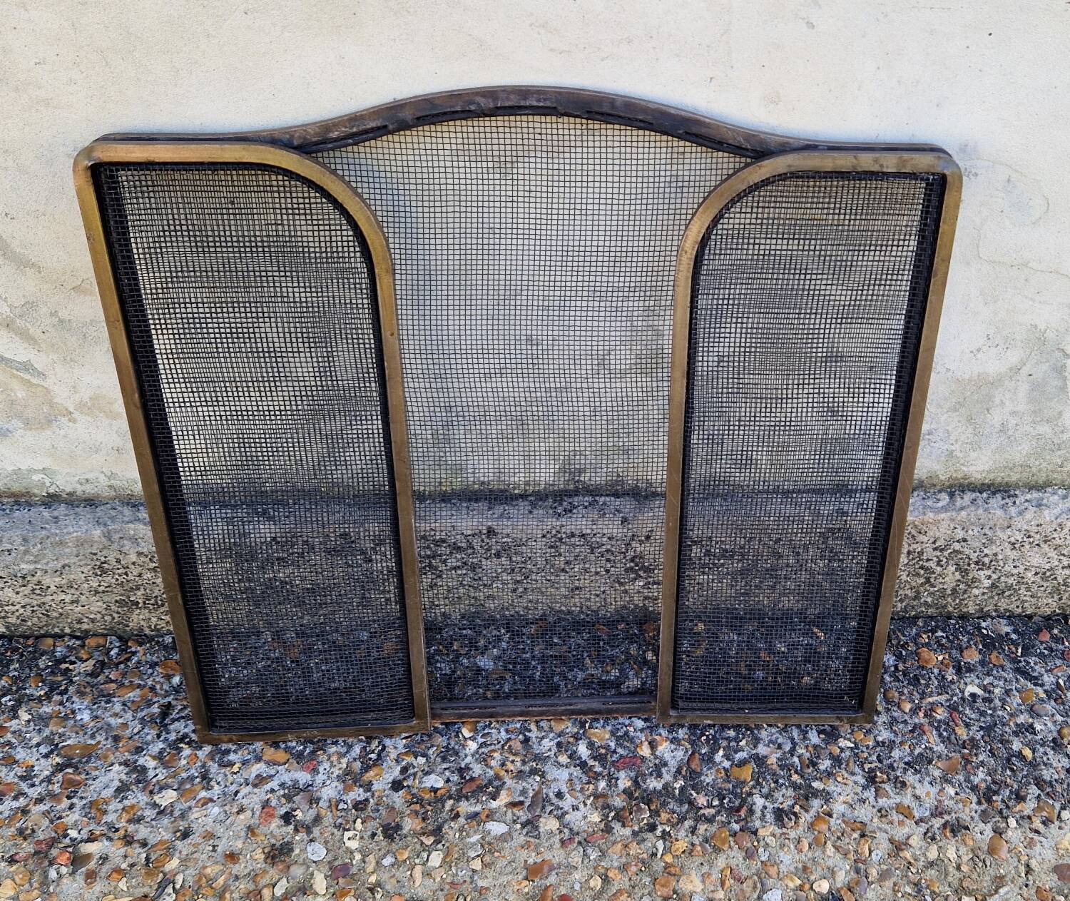 Pare feu contemporain en fonte
