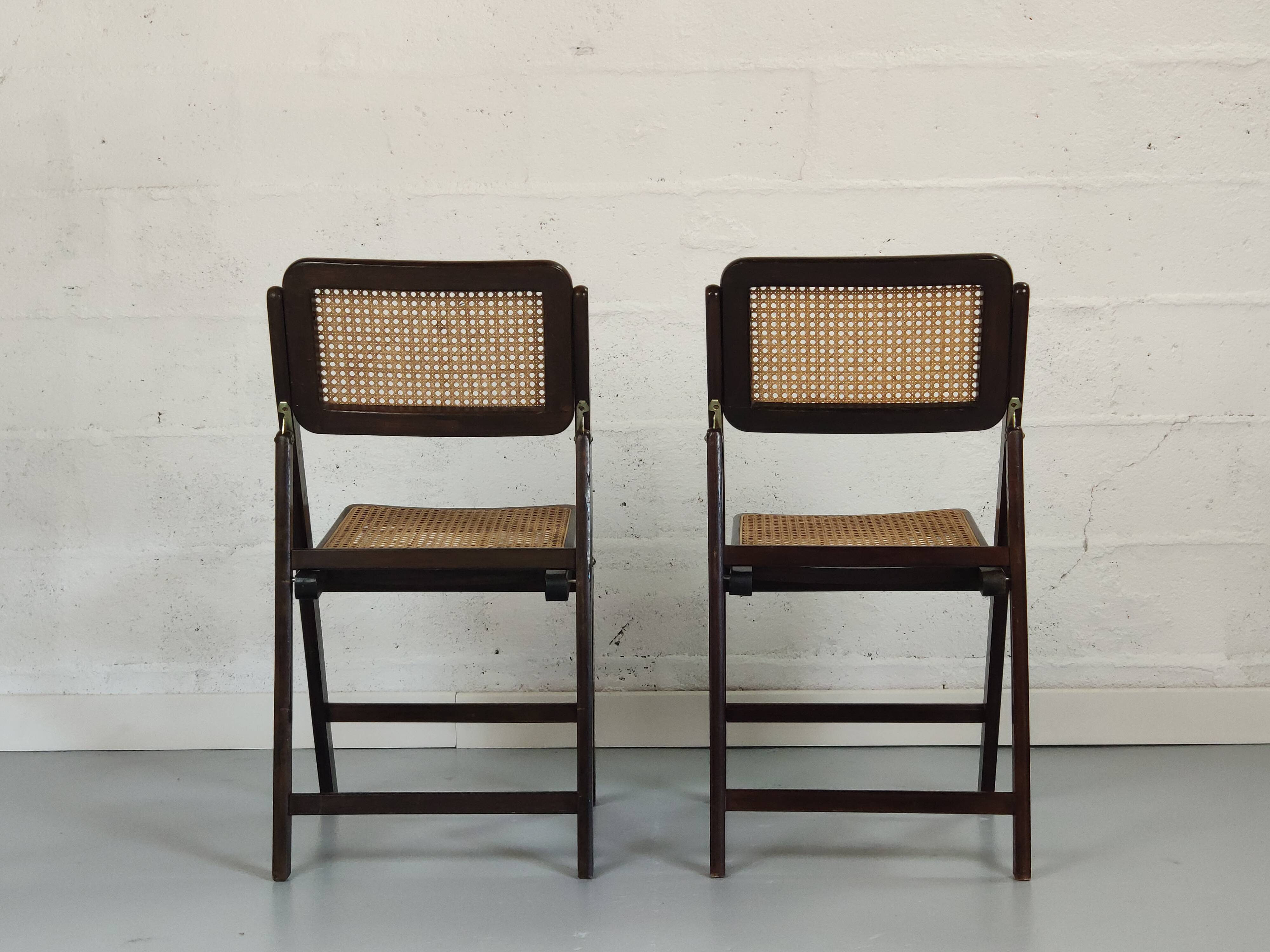 Pair of folding chairs canned