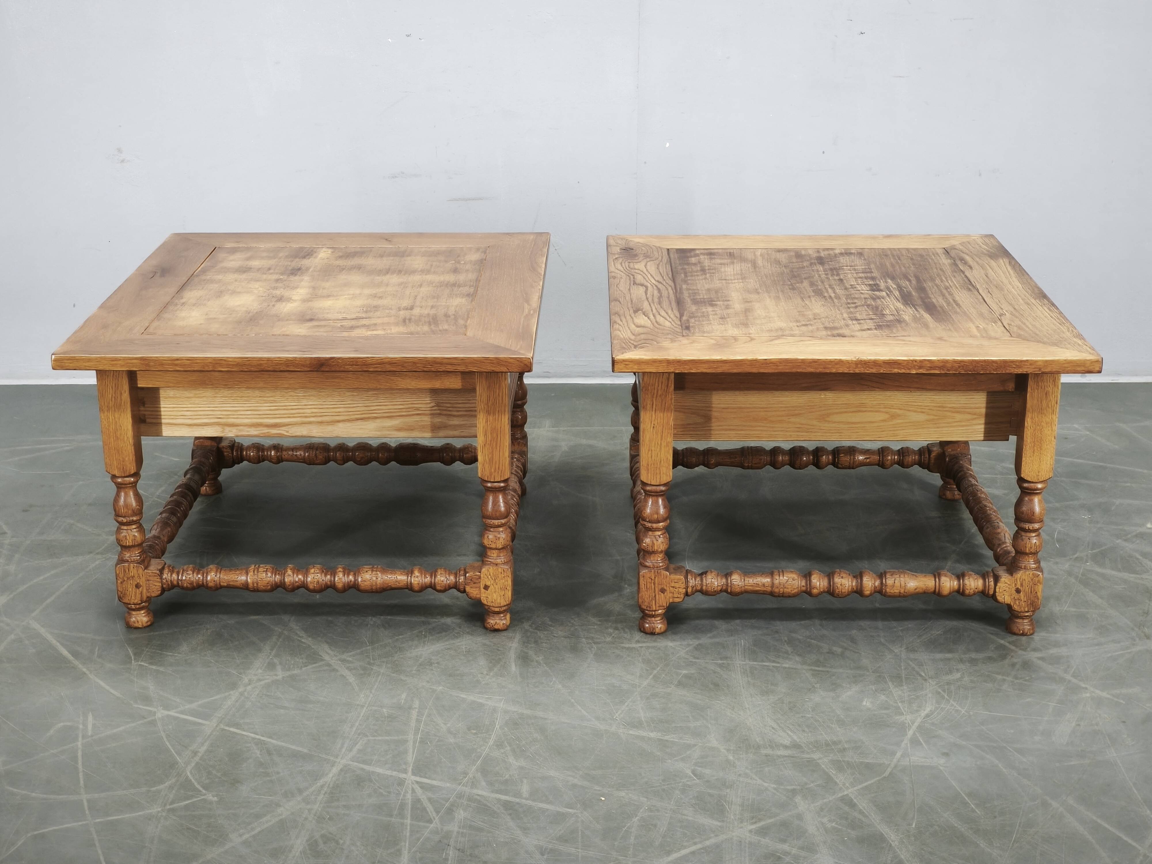Paire de grandes tables de nuit en chêne massif européen, années 1980.